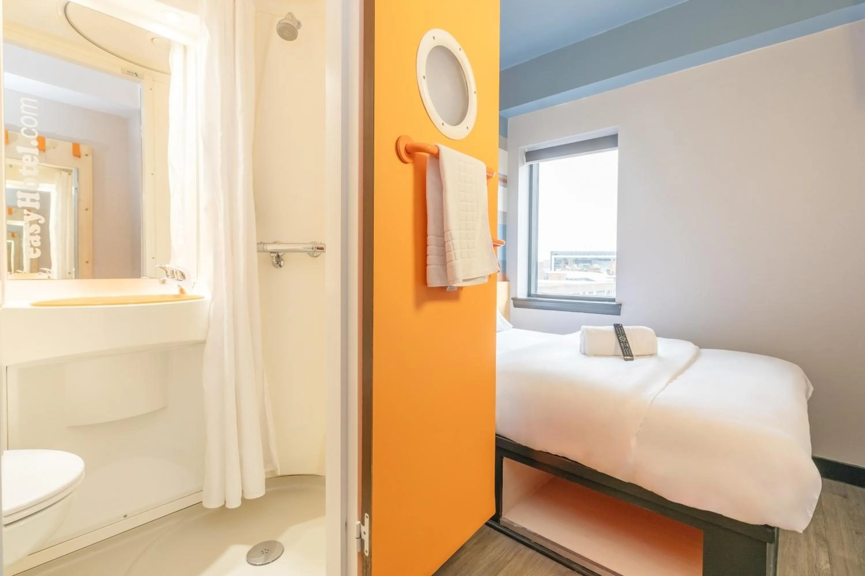 Bedroom, Bed in easyHotel Glasgow City
