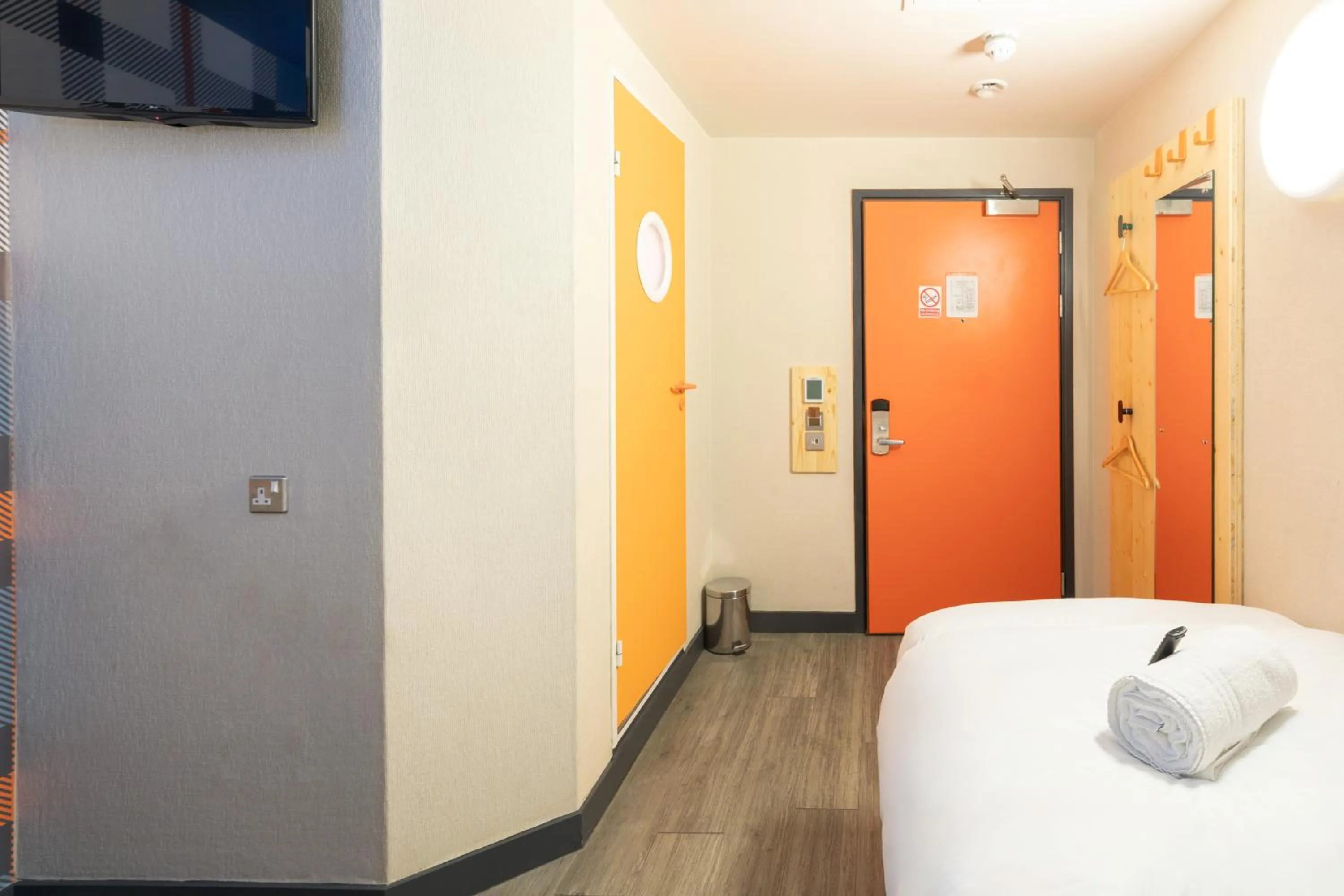 Bedroom, Bed in easyHotel Glasgow City