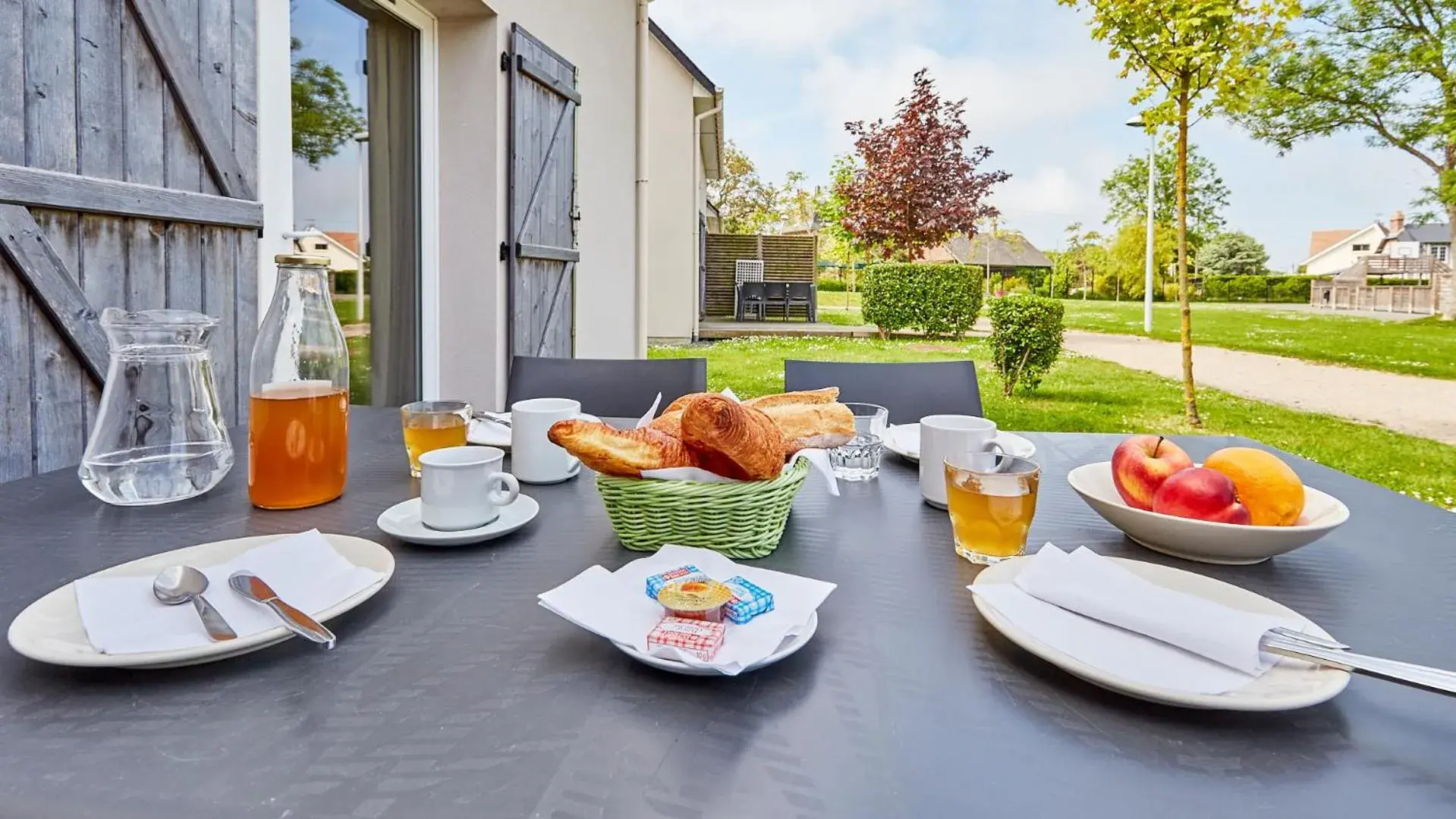 Breakfast in Résidence Vacancéole - Le Domaine de la Corniche Breakfast in Résidence Vacancéole - Le Domaine de la Corniche