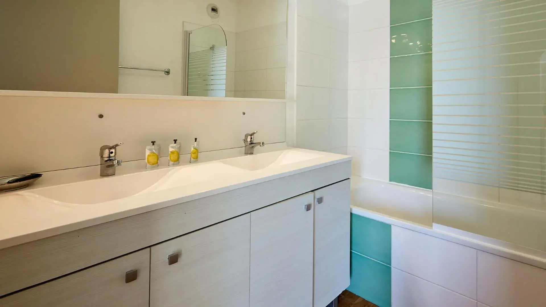 Bathroom in Résidence Vacancéole - Le Domaine de la Corniche Bathroom in Résidence Vacancéole - Le Domaine de la Corniche