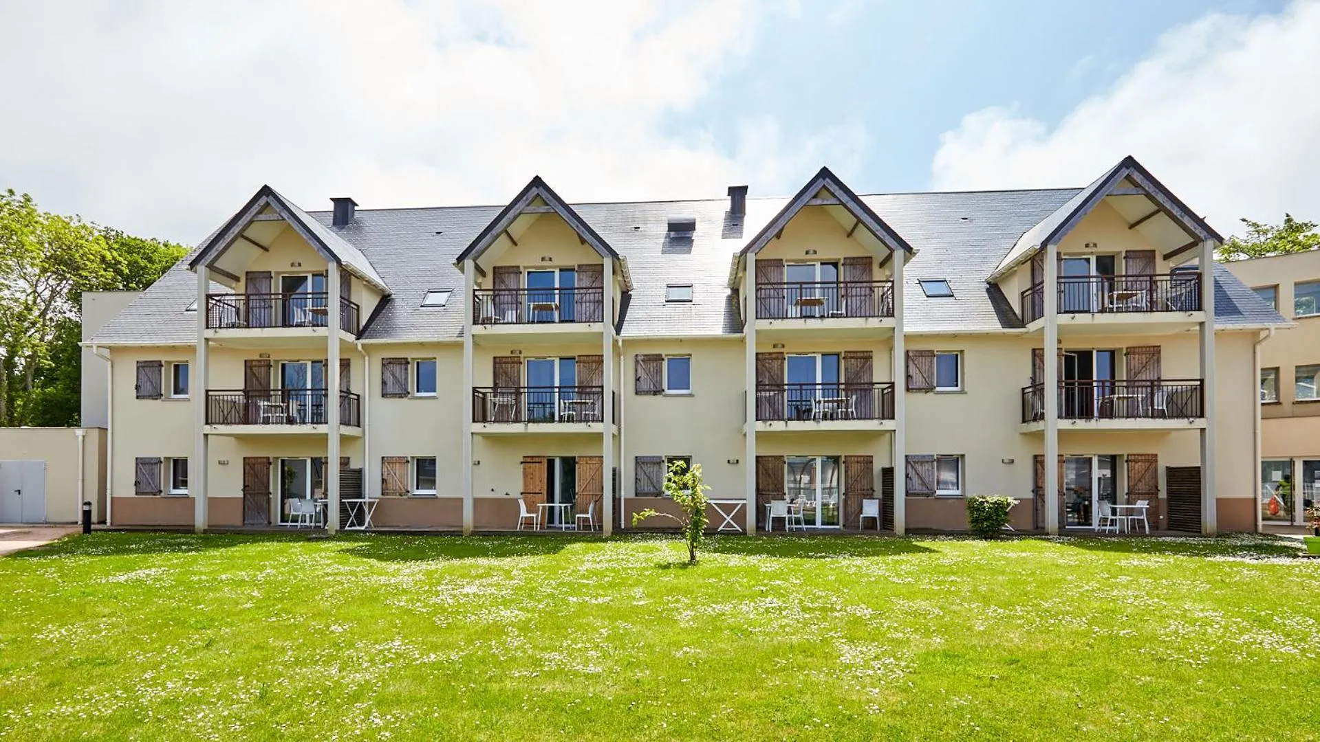 Property building in Résidence Vacancéole - Le Domaine de la Corniche
