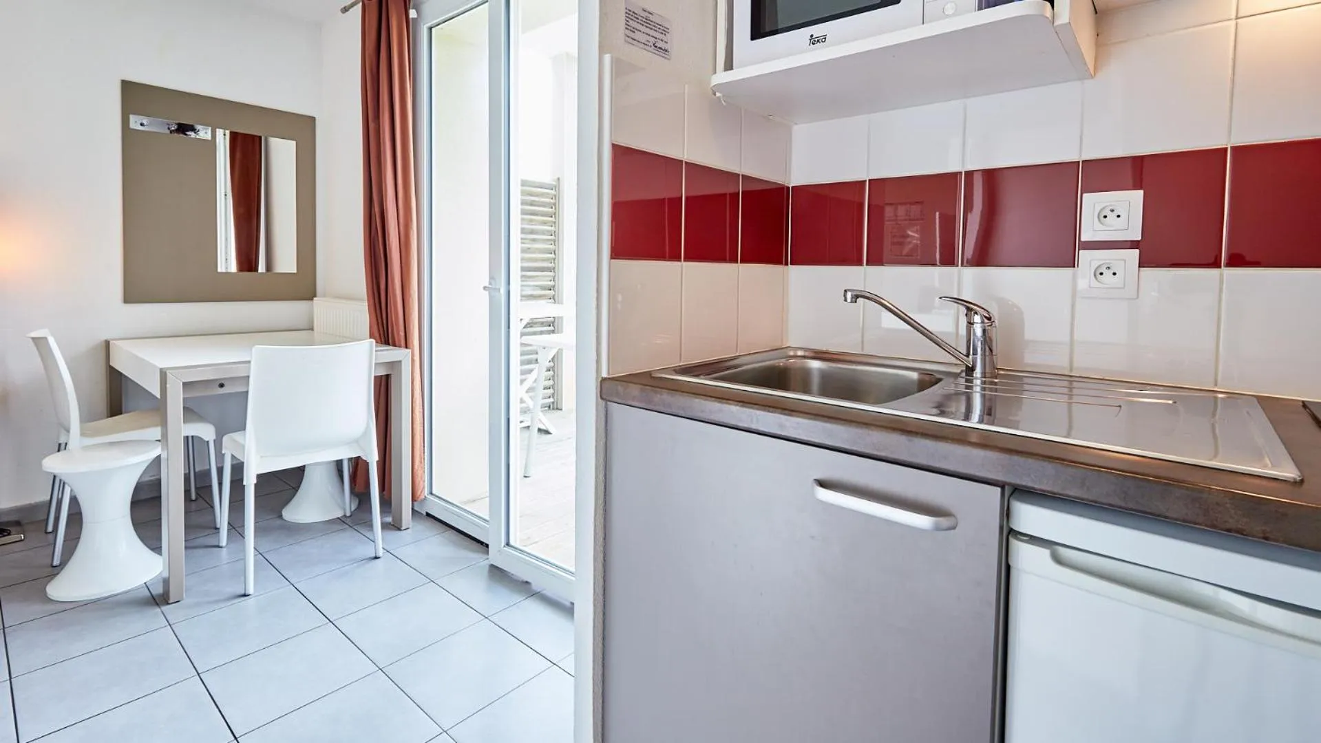 Kitchen or kitchenette in Résidence Vacancéole - Le Domaine de la Corniche