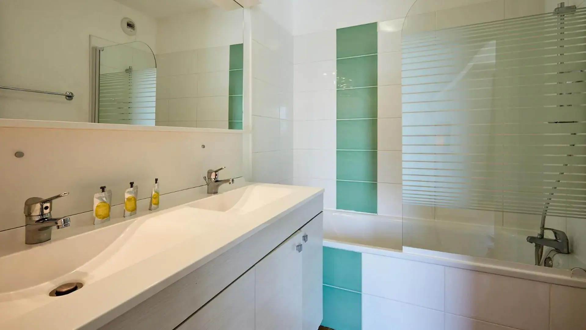 Bathroom in Résidence Vacancéole - Le Domaine de la Corniche Bathroom in Résidence Vacancéole - Le Domaine de la Corniche