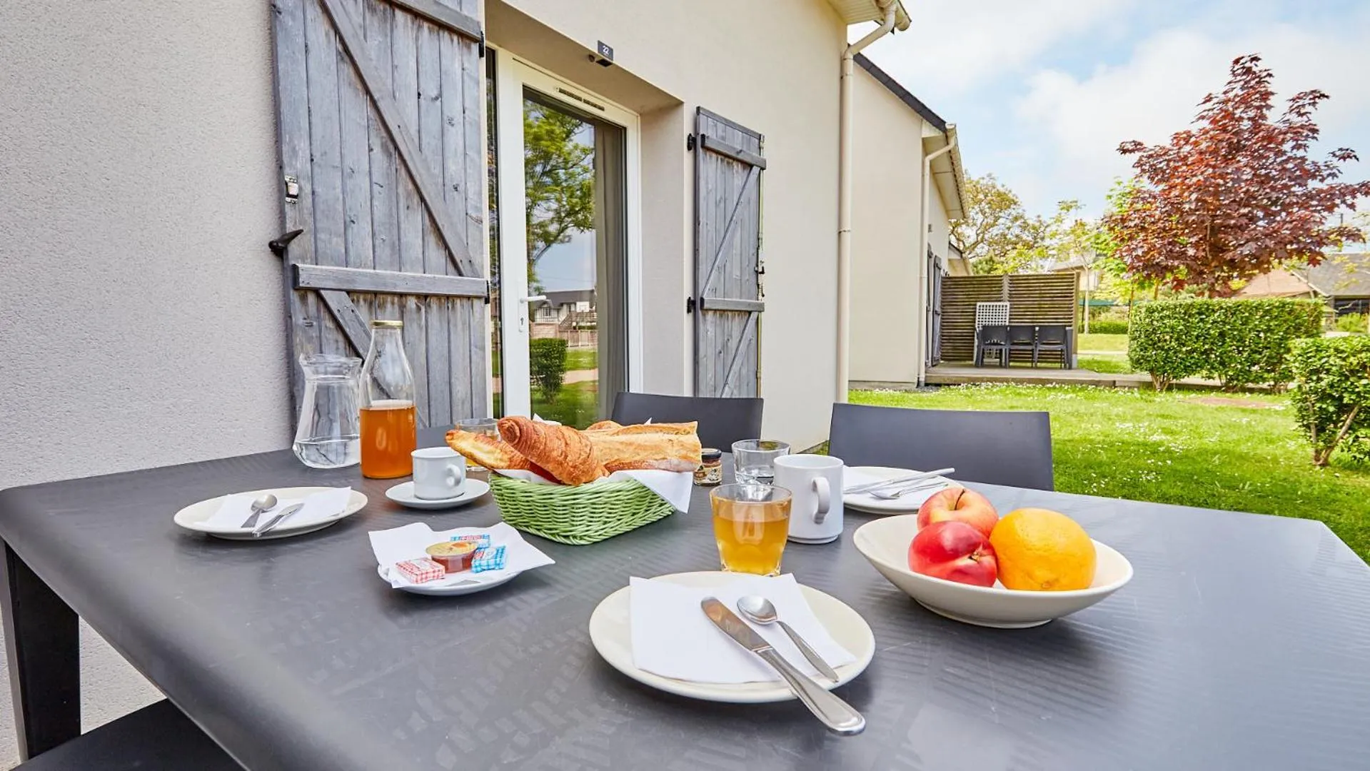 Patio in Résidence Vacancéole - Le Domaine de la Corniche