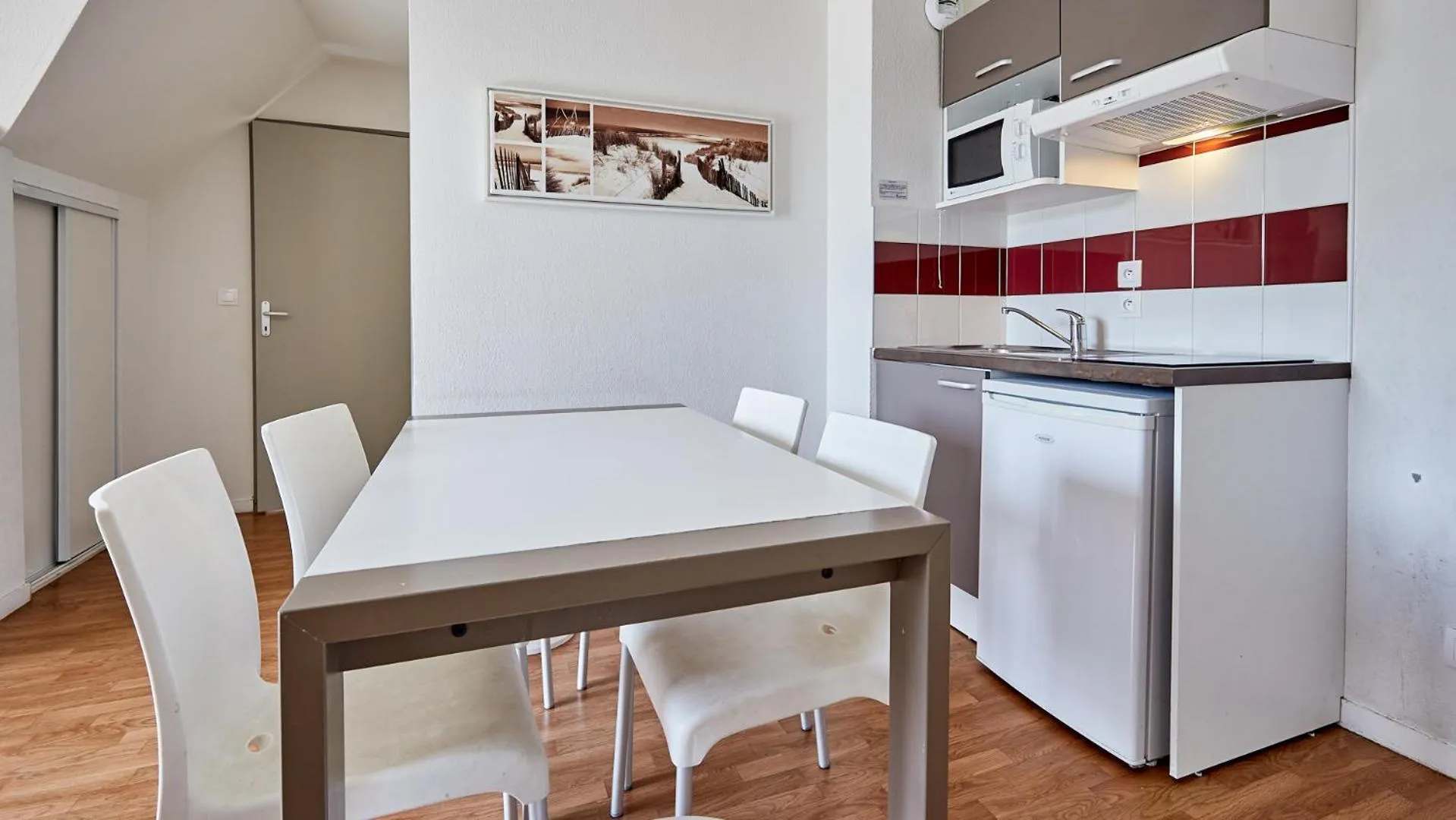 Kitchen or kitchenette in Résidence Vacancéole - Le Domaine de la Corniche