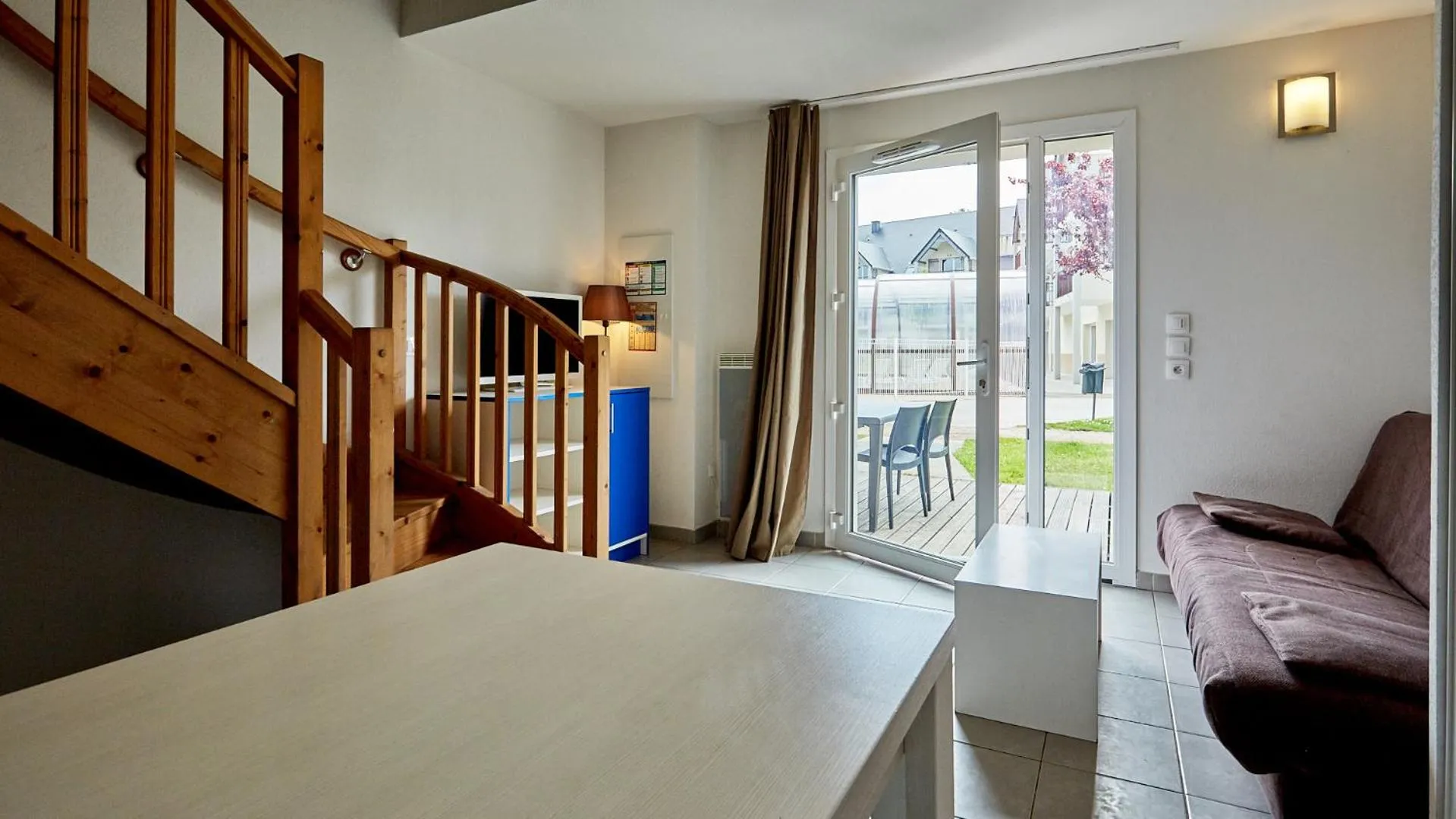 Living room, Bed in Résidence Vacancéole - Le Domaine de la Corniche