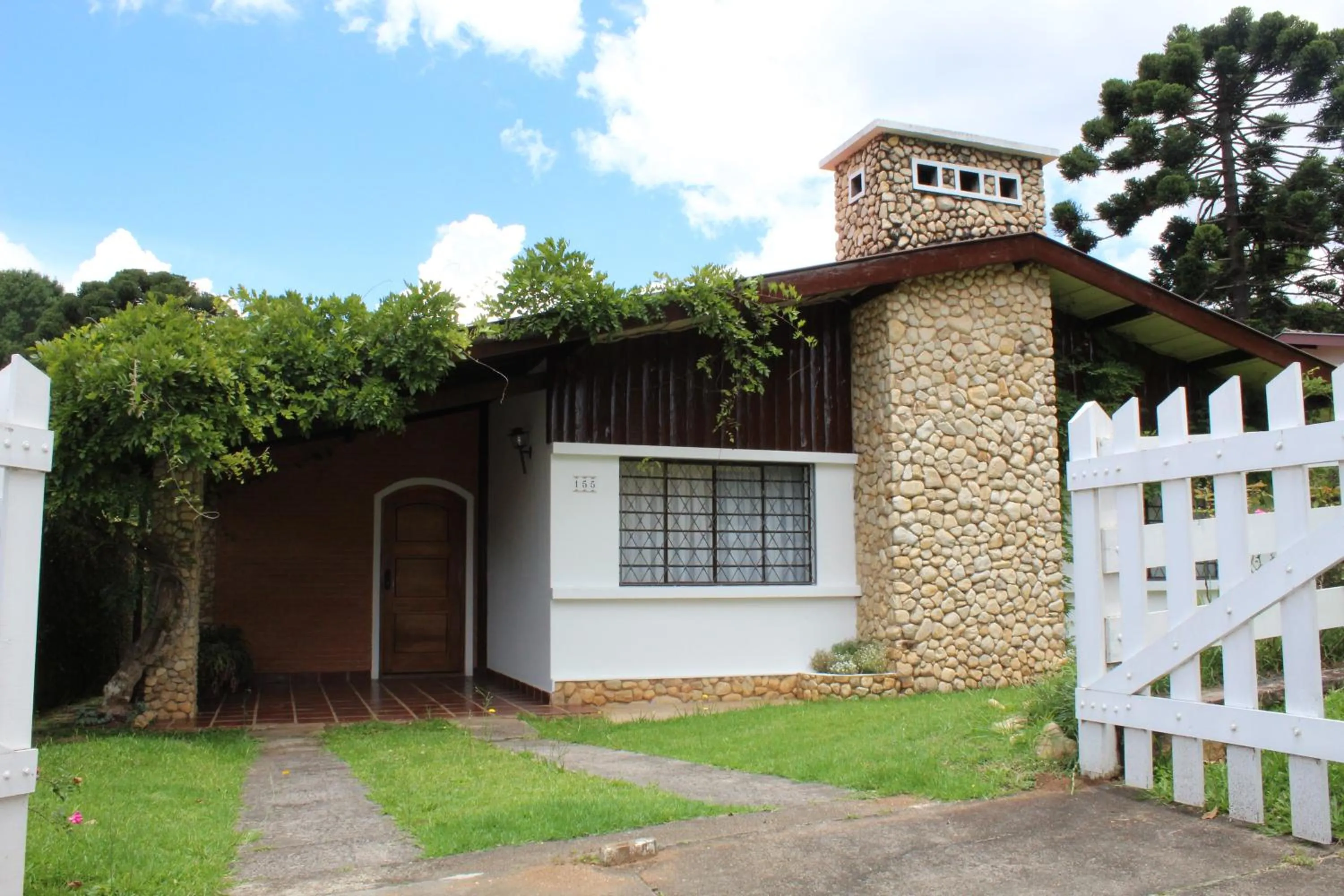 Facade/entrance in Casa Aconchegante no Capivari