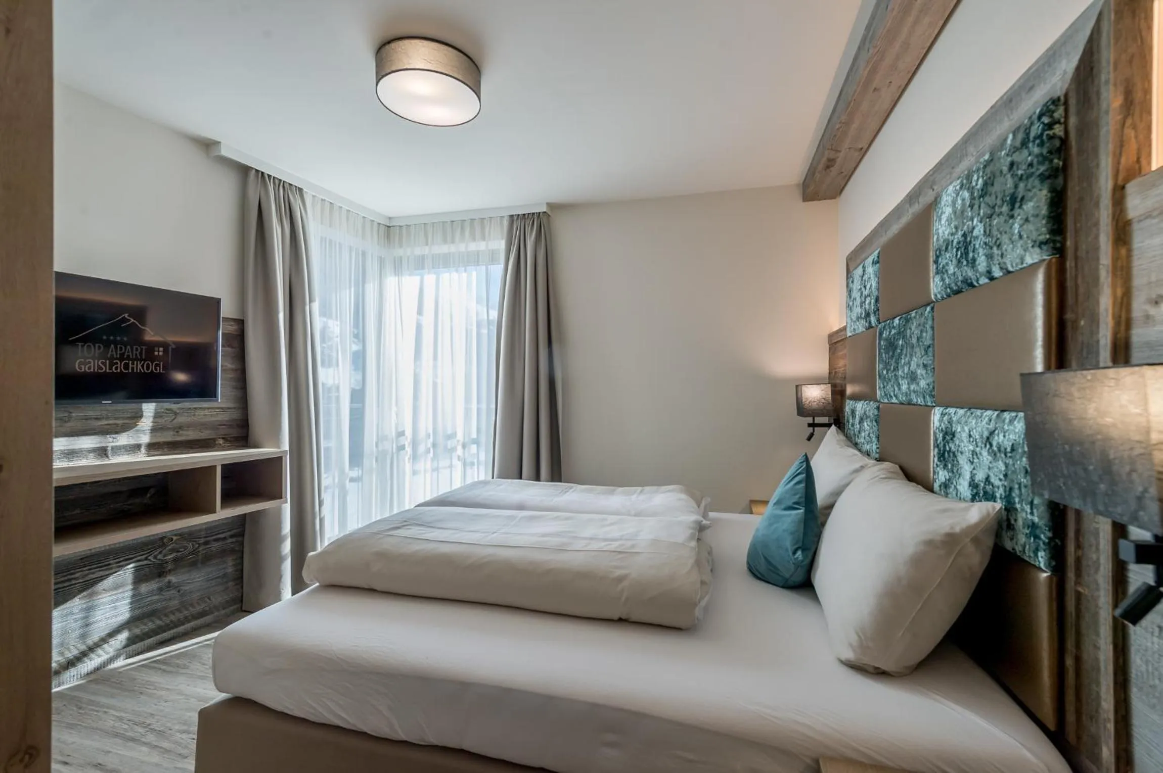 Photo of the whole room, Bed in Top Apart Gaislachkogl