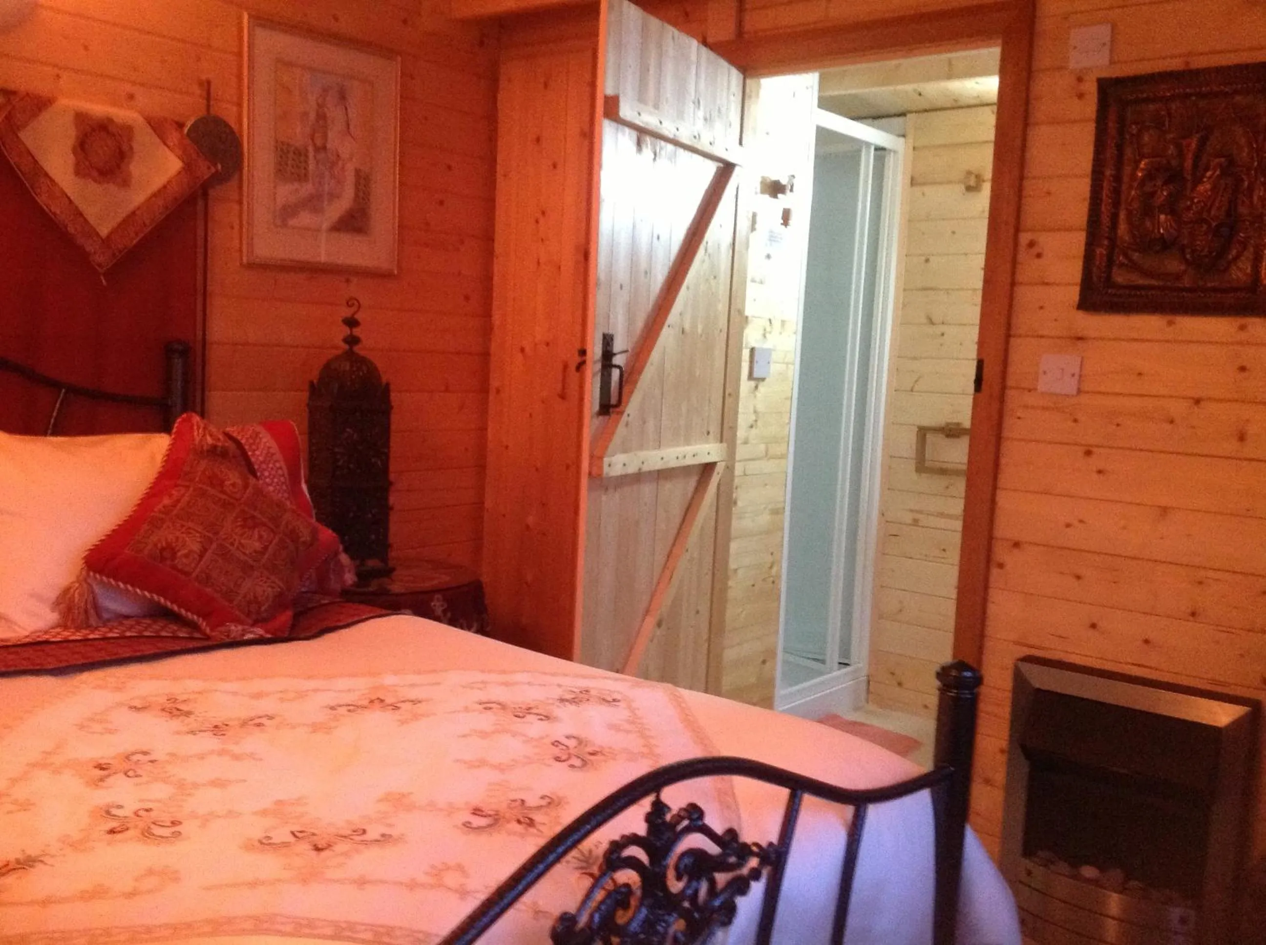 Bedroom, Bed in Alice Guest house