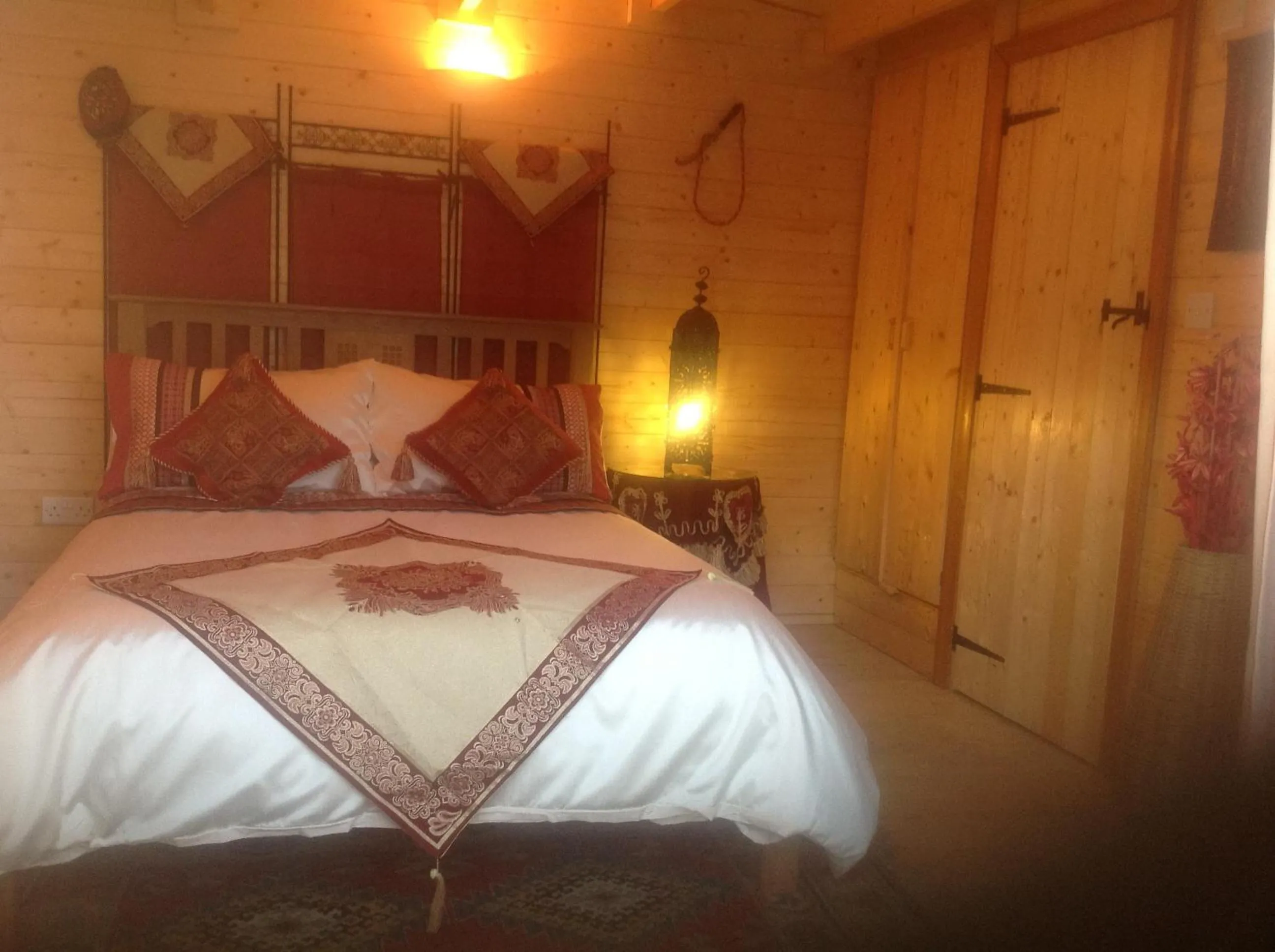 Bedroom, Bed in Alice Guest house