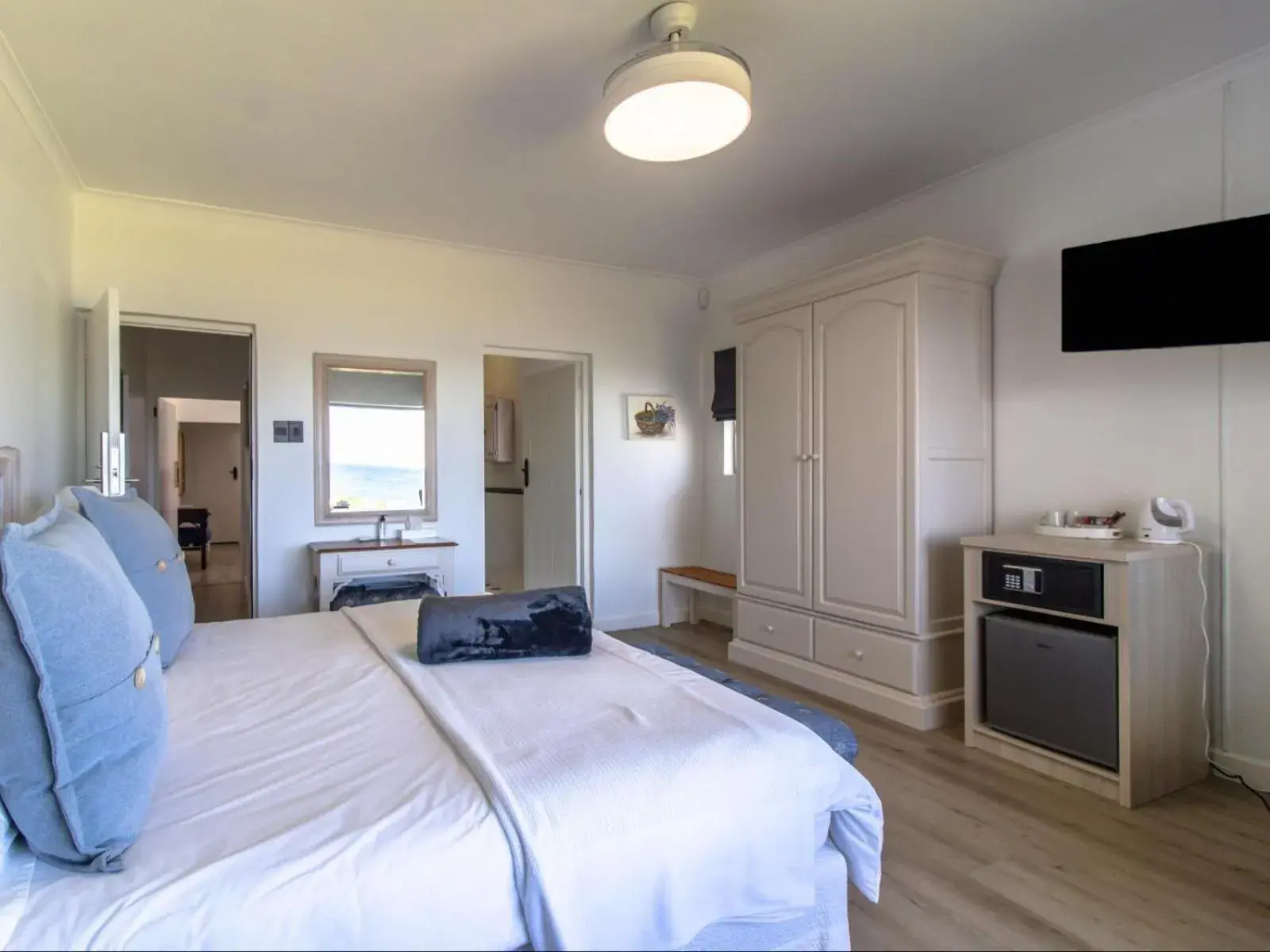 Sea Facing Executive Ground Floor in Sandbaai Country House Sea Facing Executive Ground Floor in Sandbaai Country House