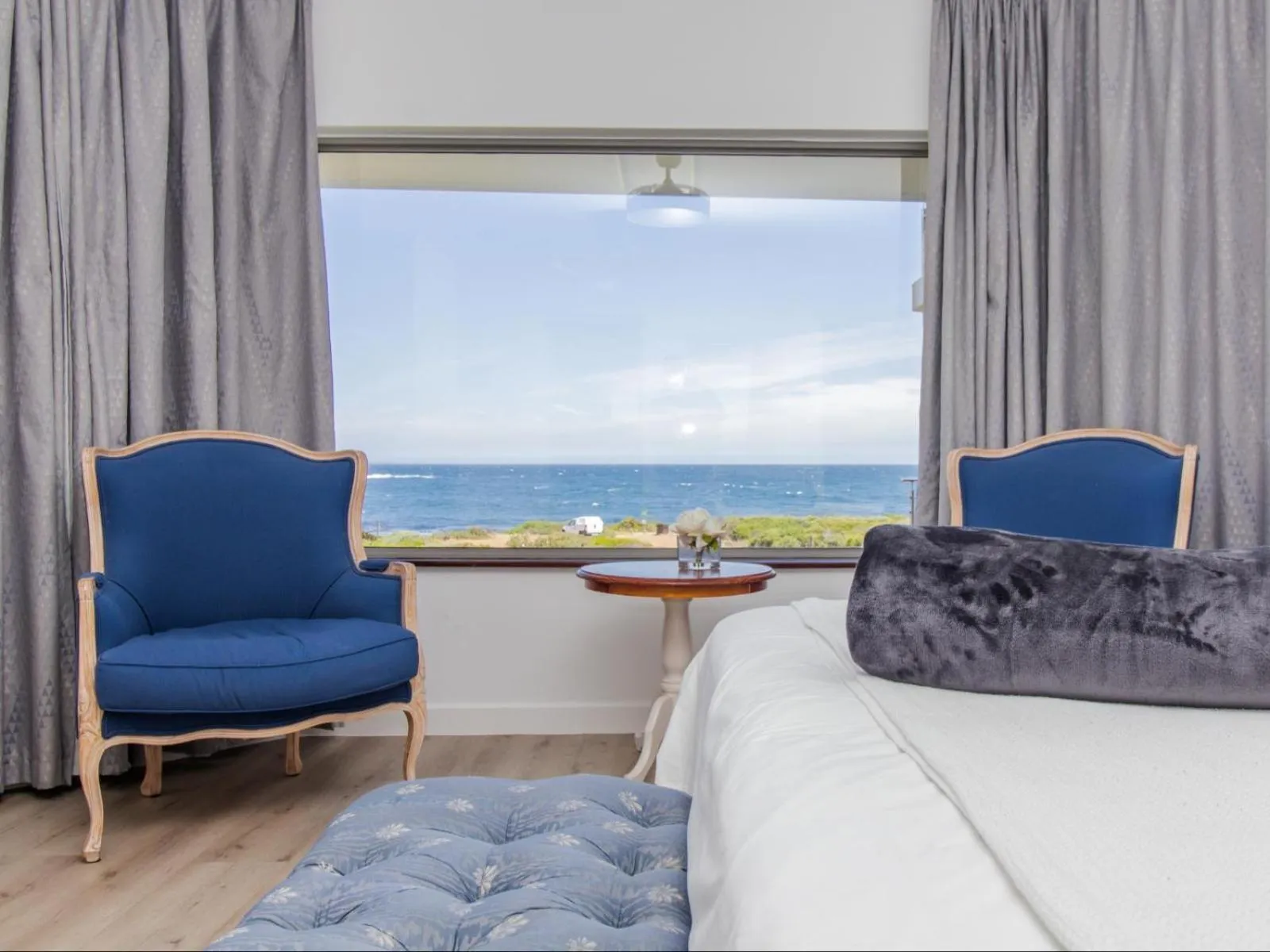 Seating area, Bed in Sandbaai Country House