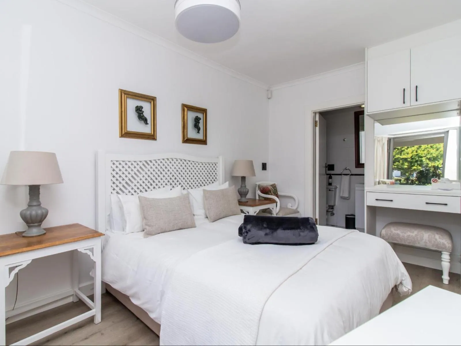 Photo of the whole room, Bed in Sandbaai Country House