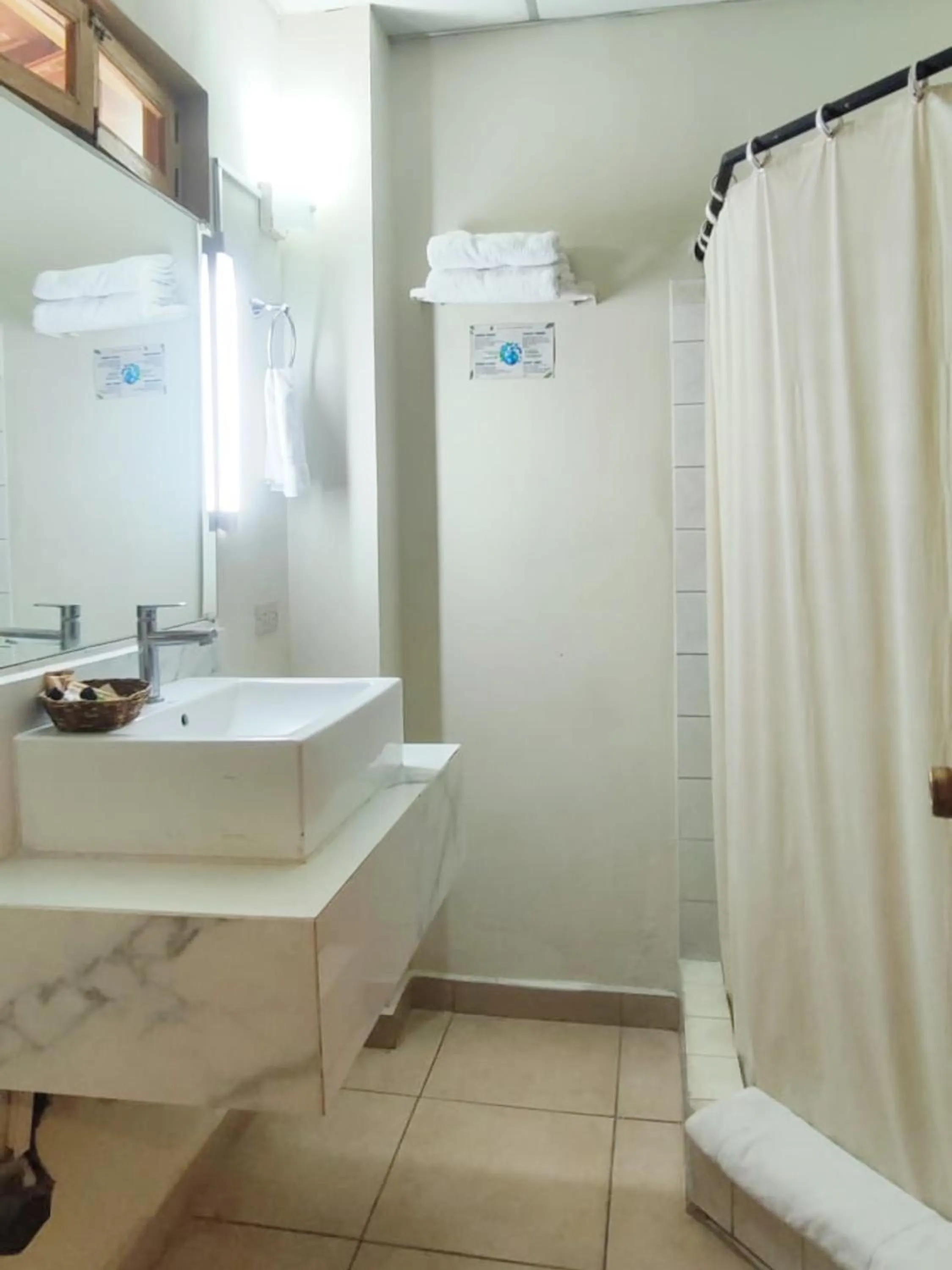 Bathroom in Hotel Mediterraneo Plaza