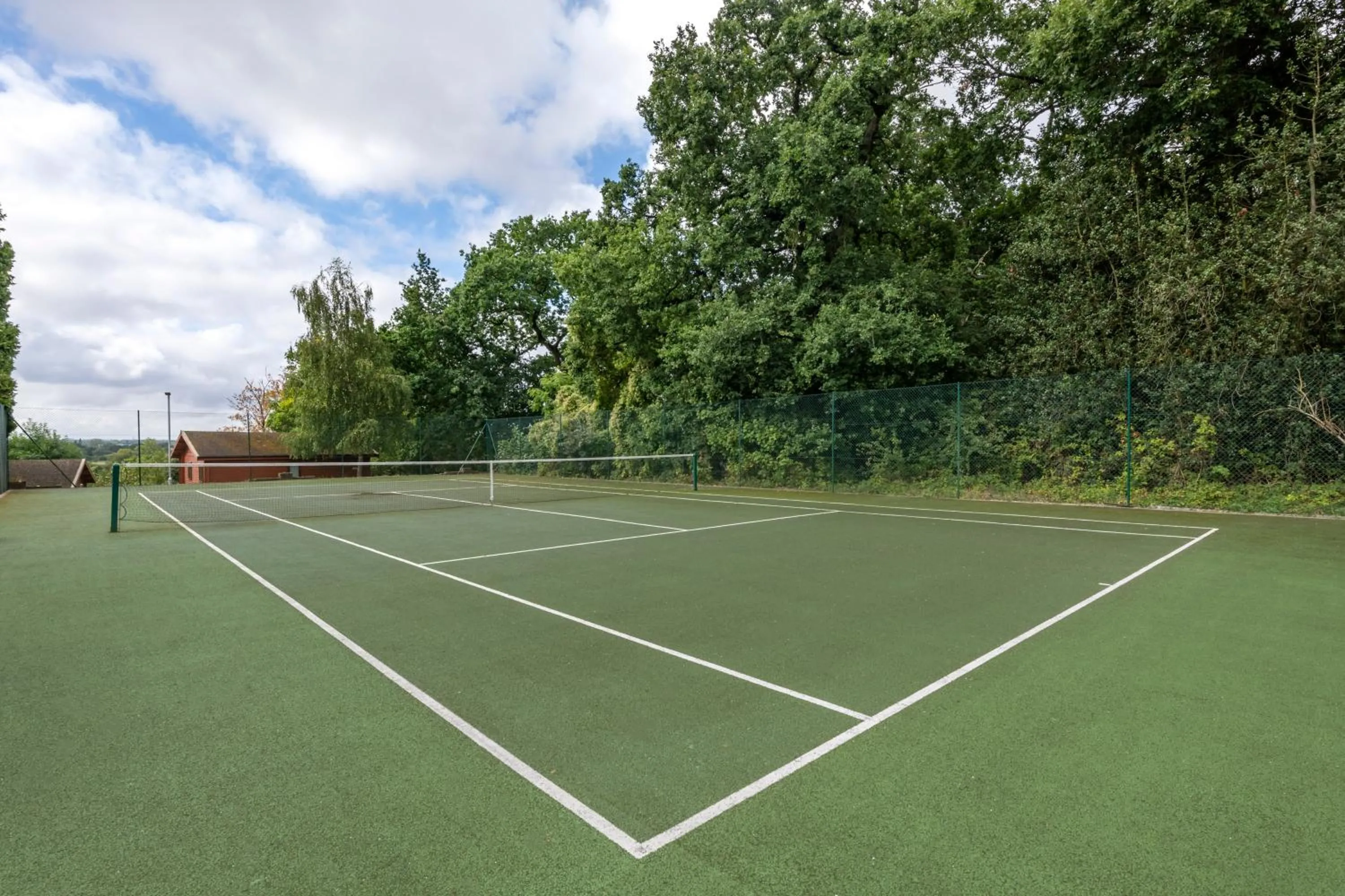 Tennis court in Wychnor Park Country Club