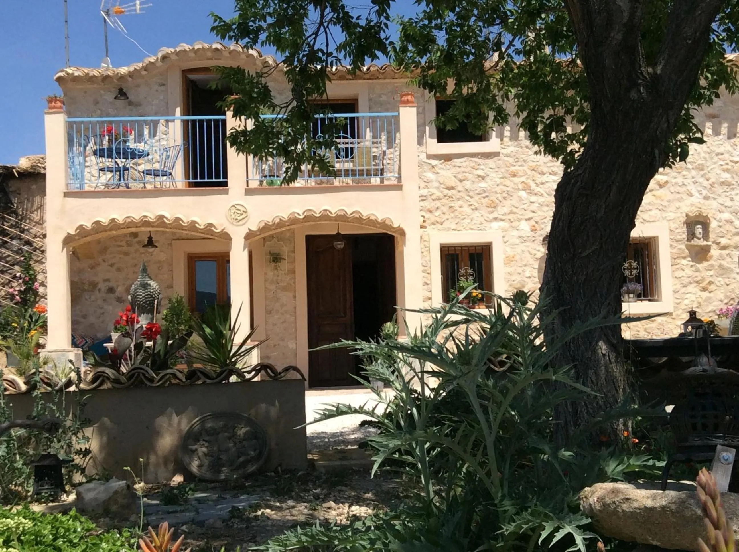 Facade/entrance in Los Cuatro Vientos B&B