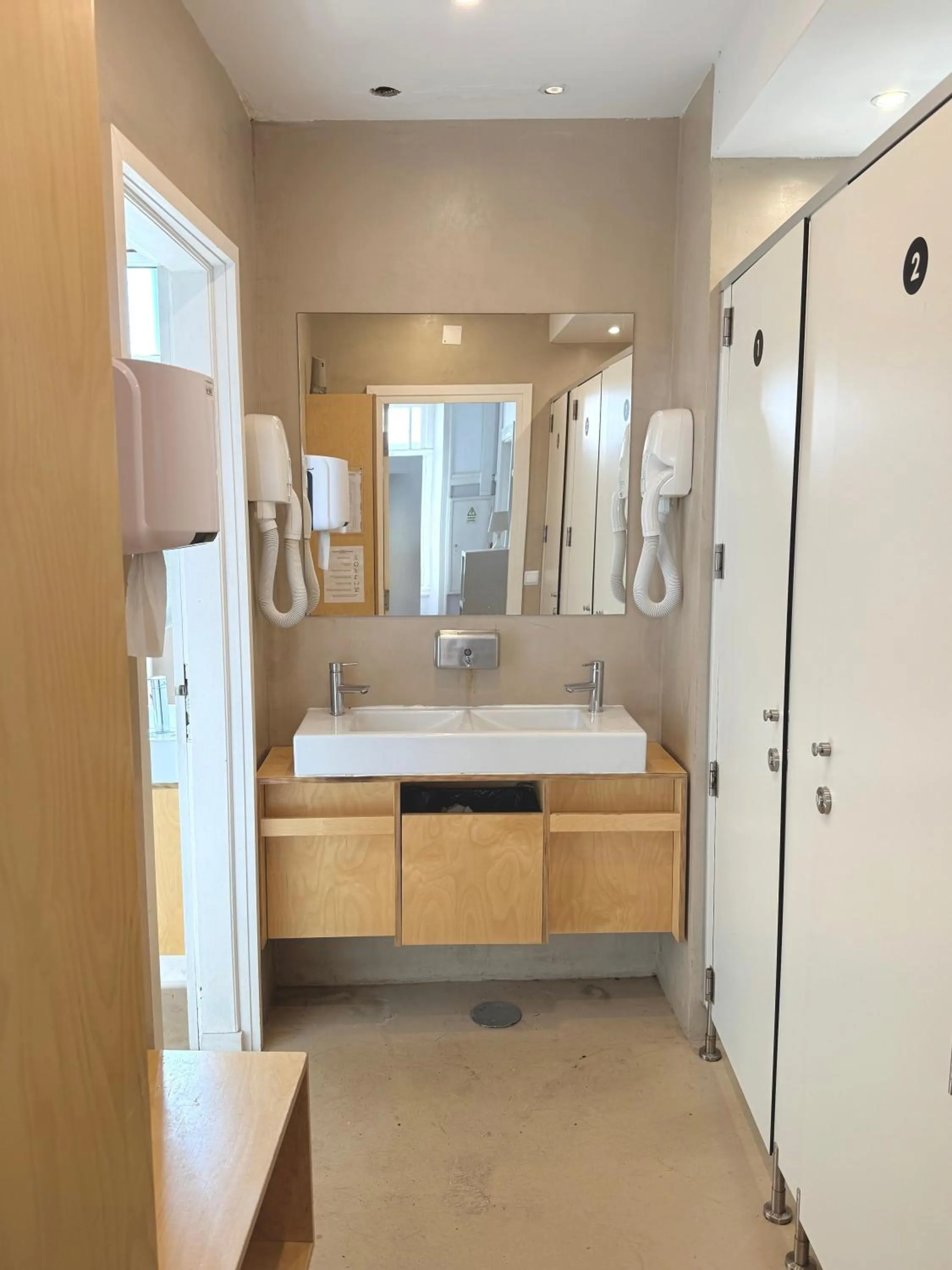 Toilet in Rivoli Cinema Hostel