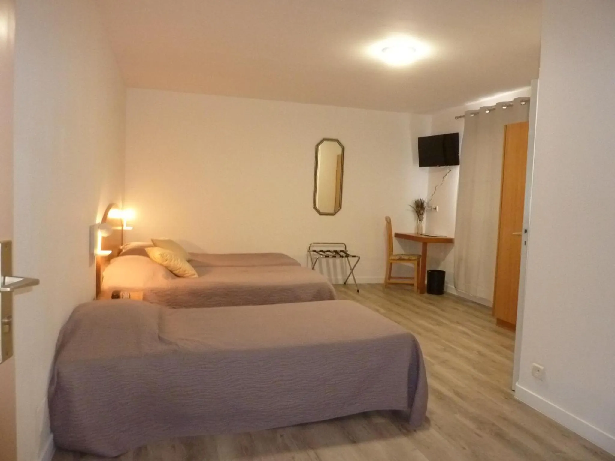 Photo of the whole room, Bed in Hôtel A La Renommée