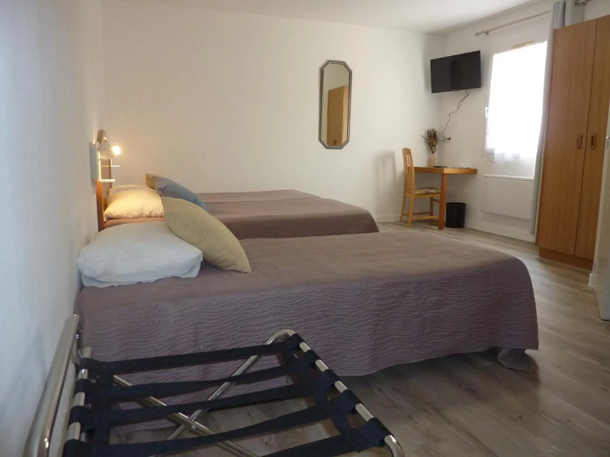 Photo of the whole room, Bed in Hôtel A La Renommée