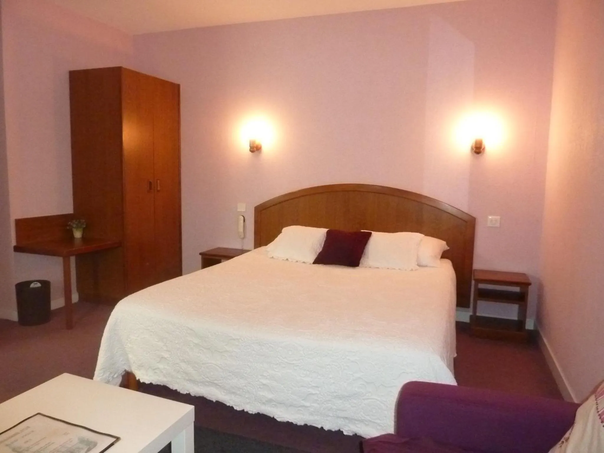 Bedroom, Bed in Hôtel A La Renommée