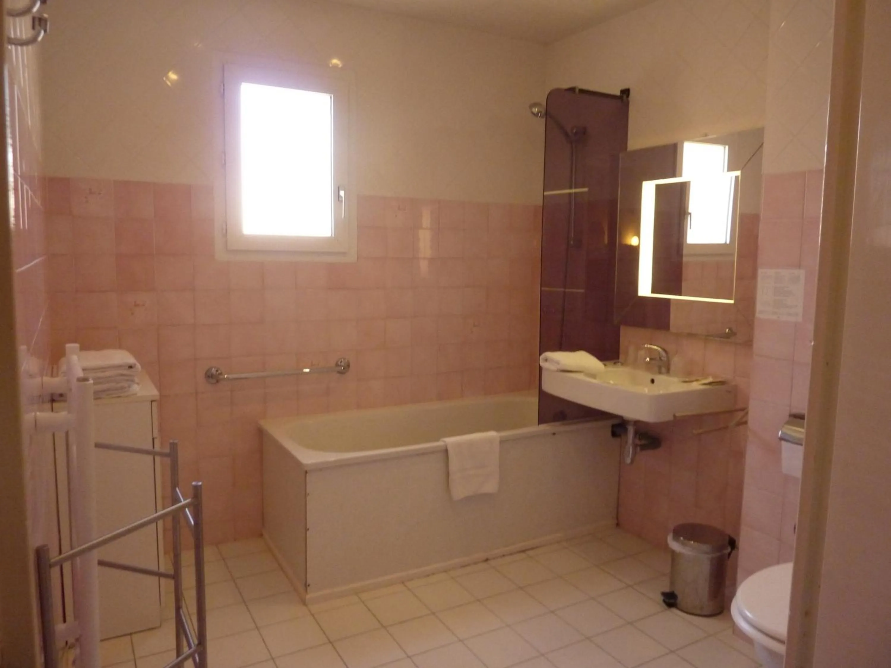 Bathroom in Hôtel A La Renommée