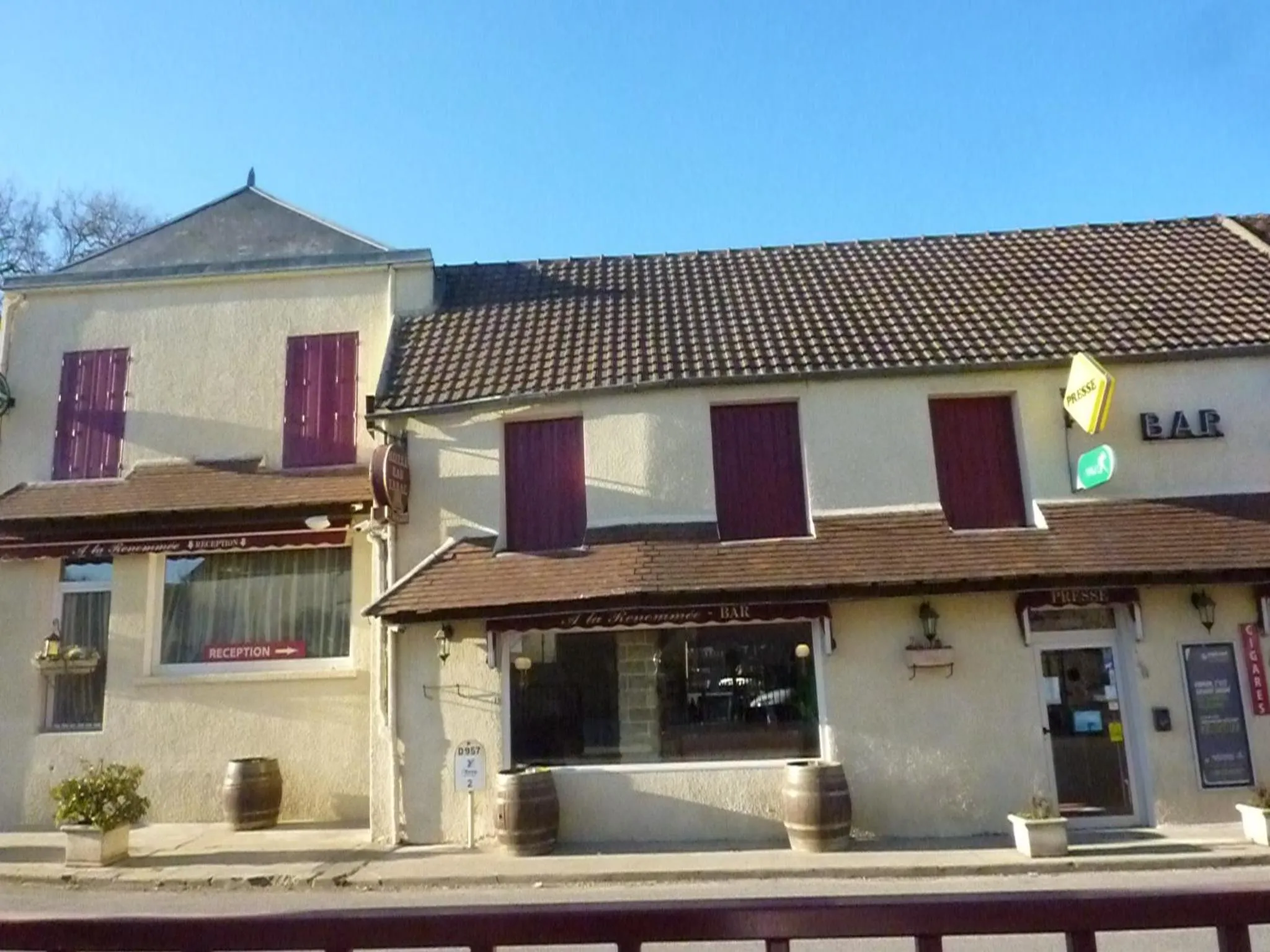 Facade/entrance in Hôtel A La Renommée