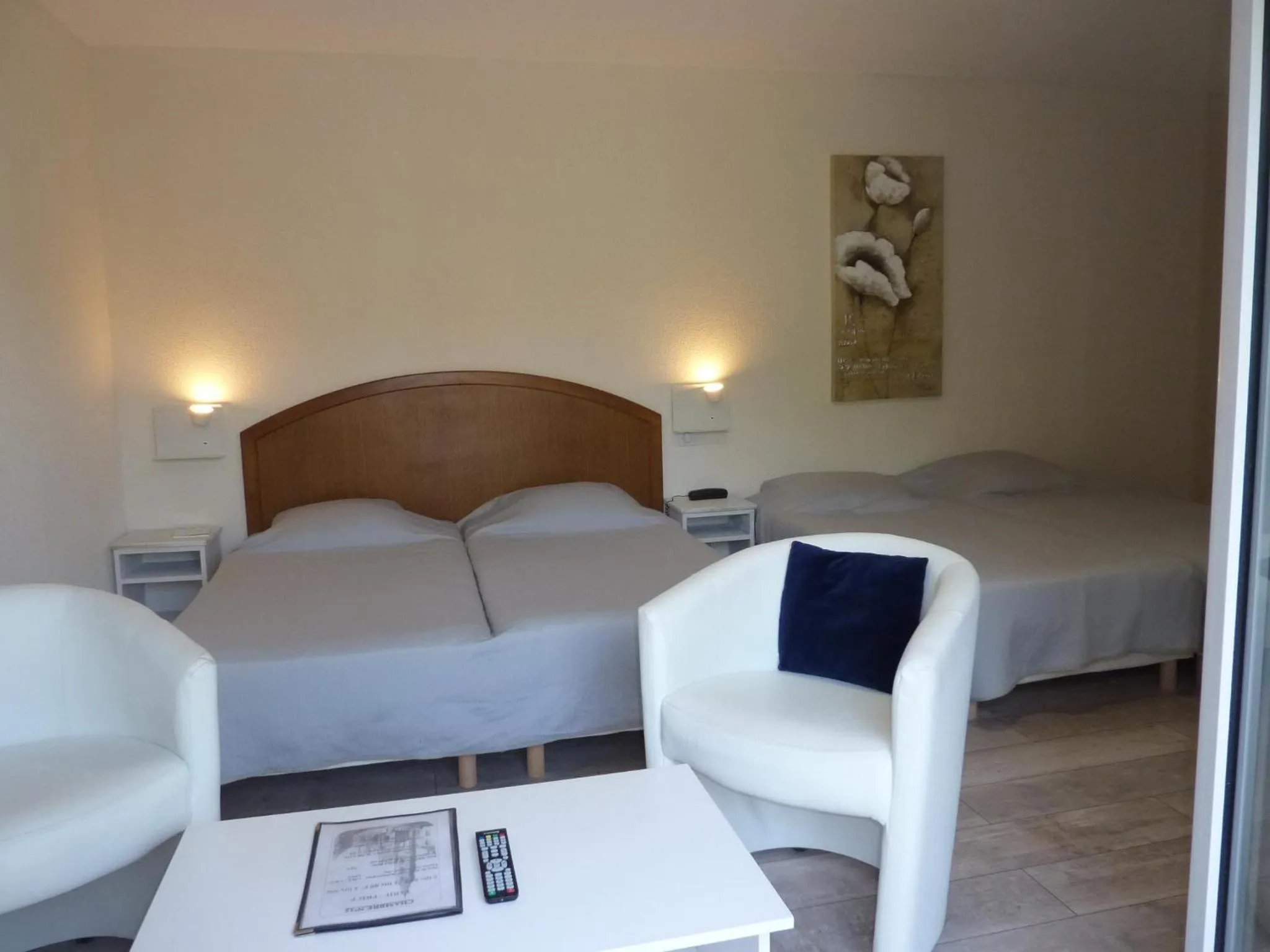 Photo of the whole room, Bed in Hôtel A La Renommée