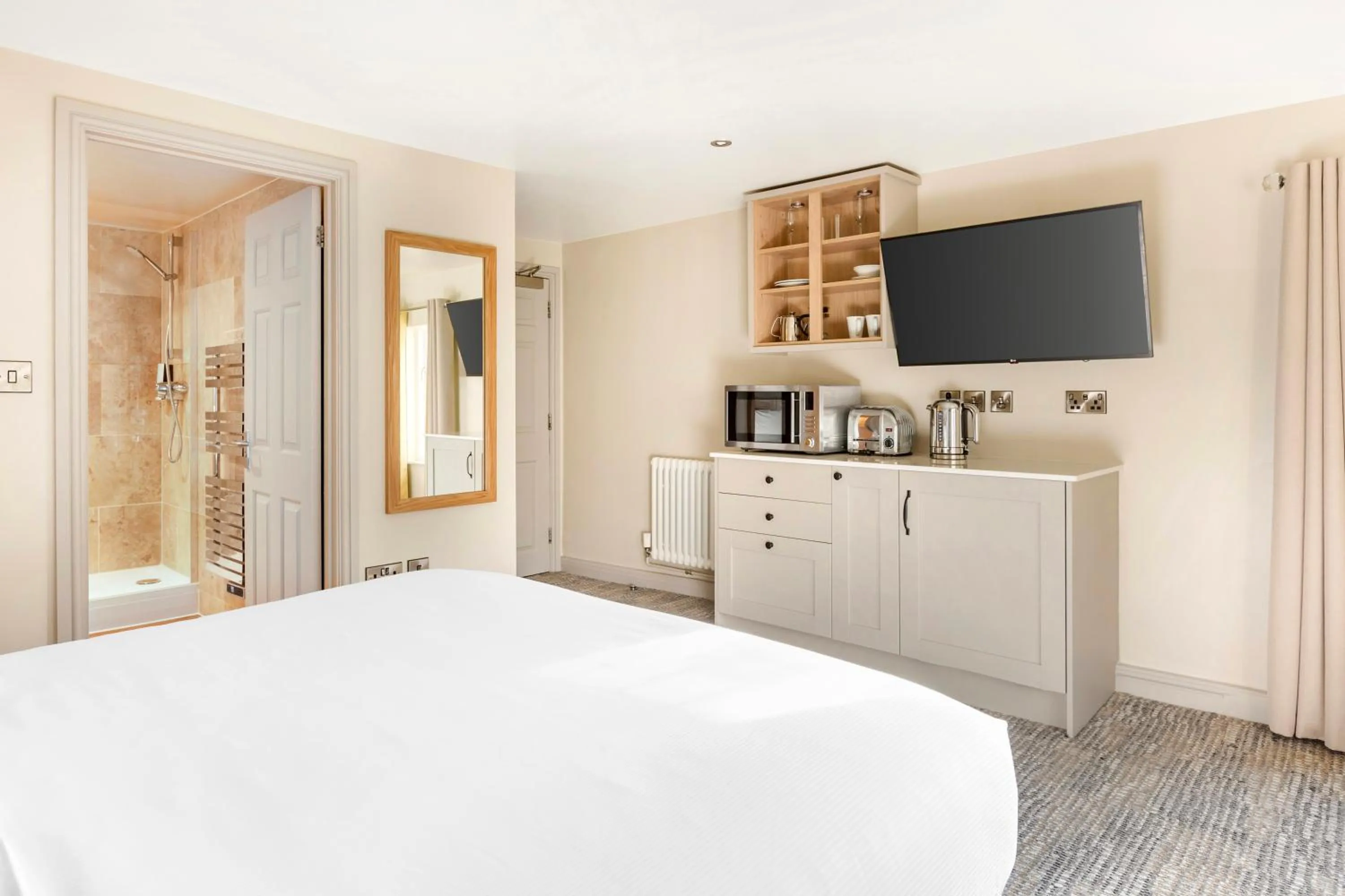 Bedroom, Bed in Woodford Bridge Country Club