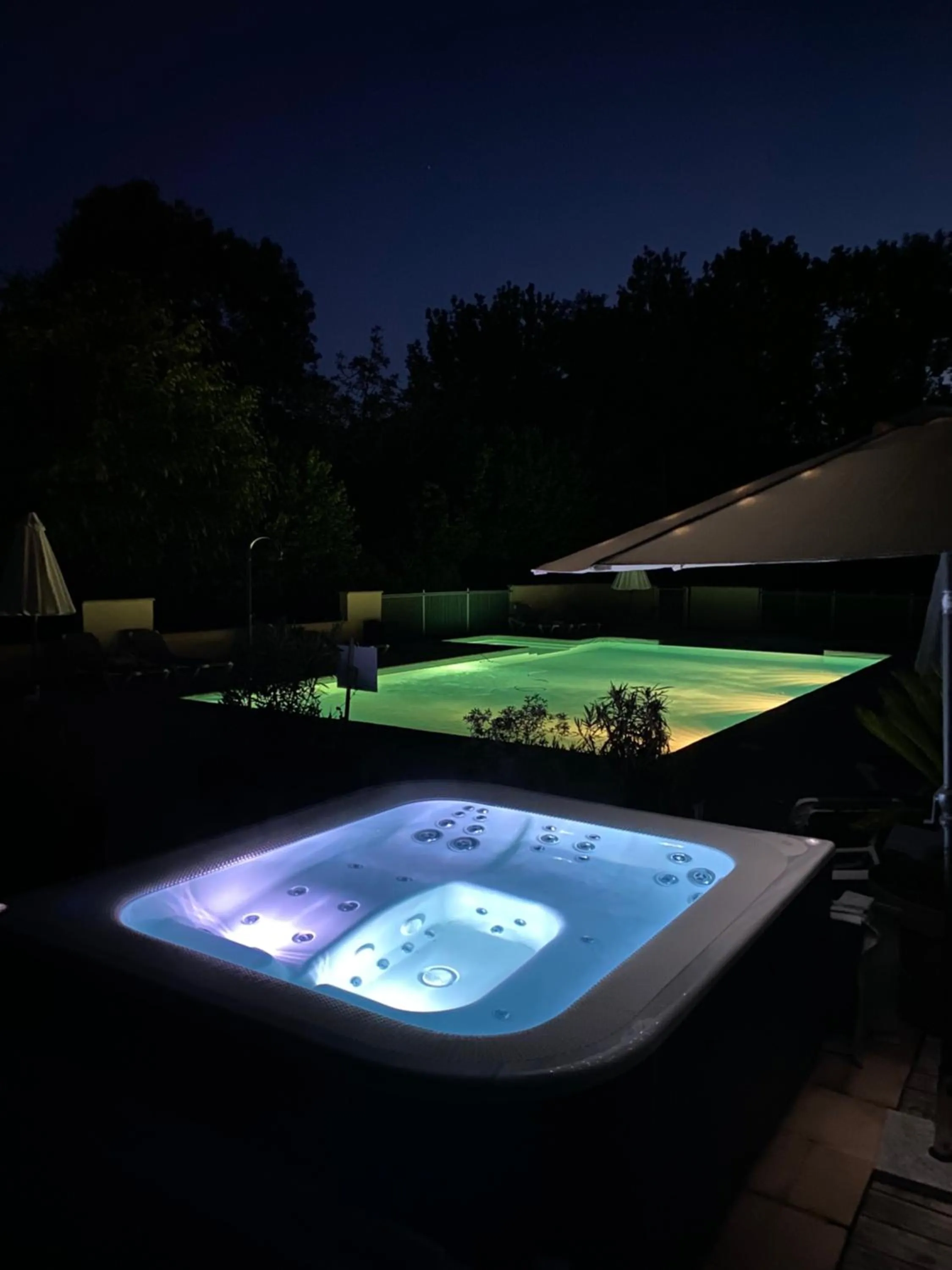 Hot Tub in Logis Hôtels - Hôtel Restaurant Domaine Les Falaises