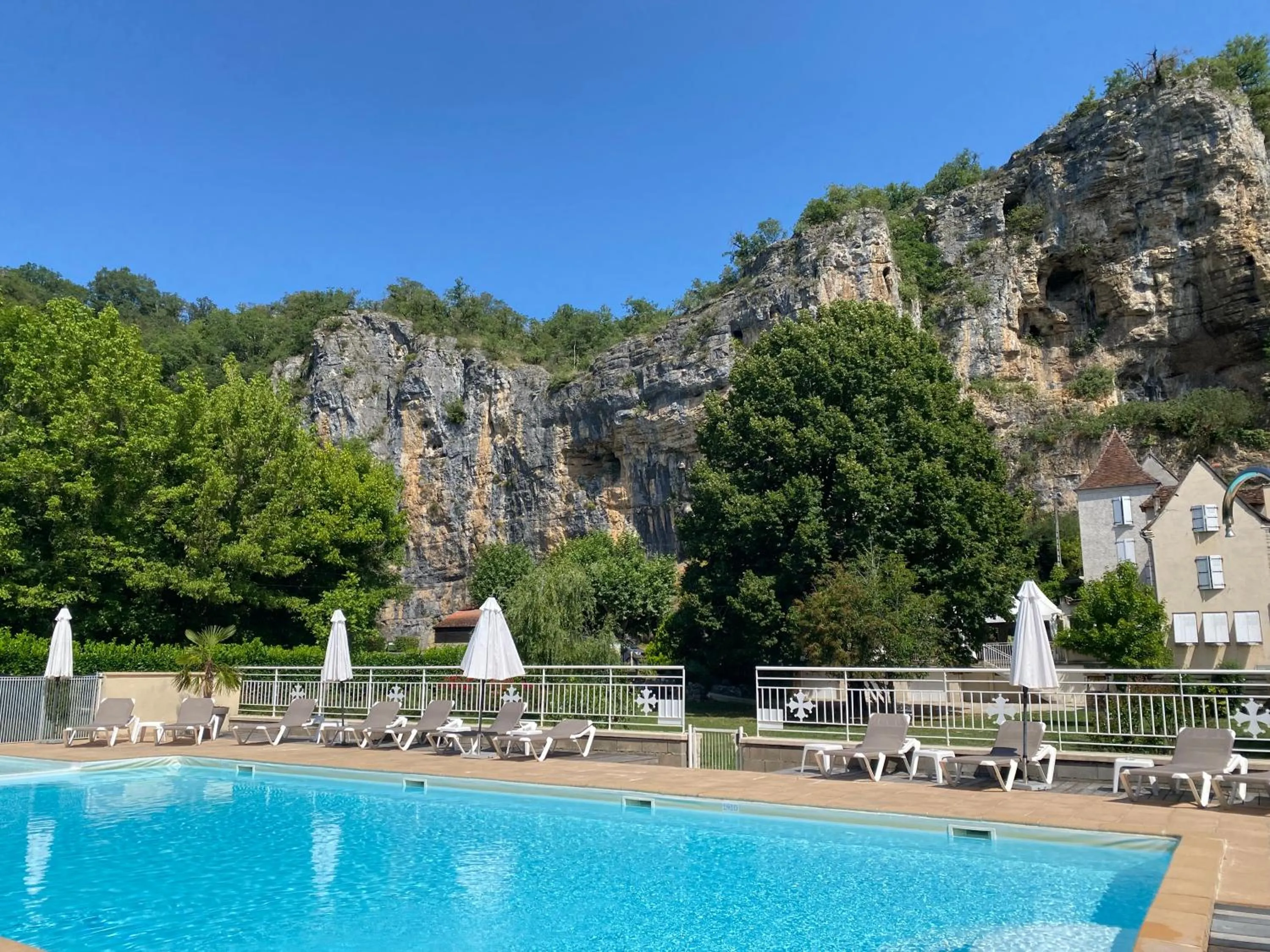 Swimming pool in Logis Hôtels - Hôtel Restaurant Domaine Les Falaises