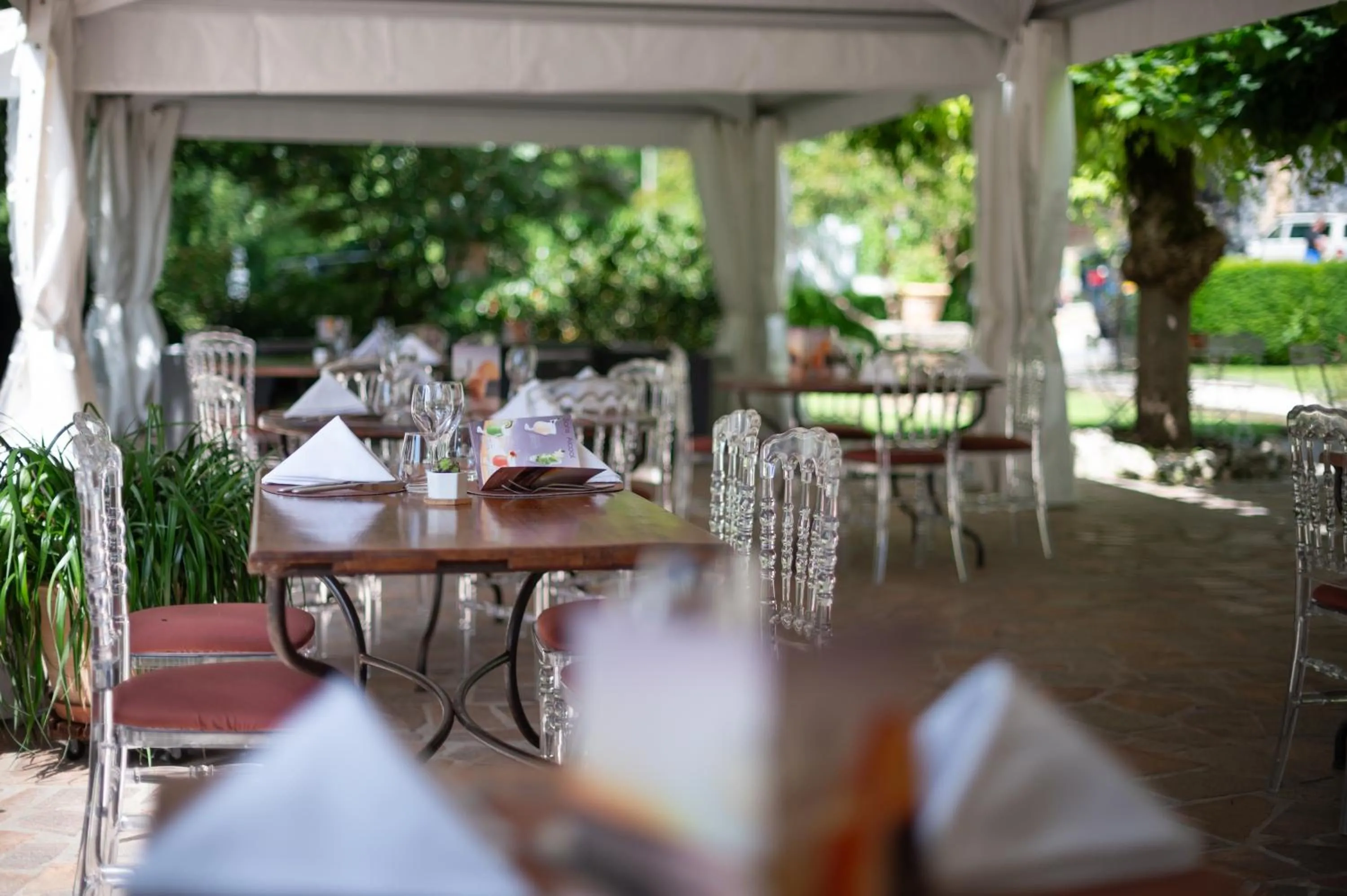 Patio in Logis Hôtels - Hôtel Restaurant Domaine Les Falaises