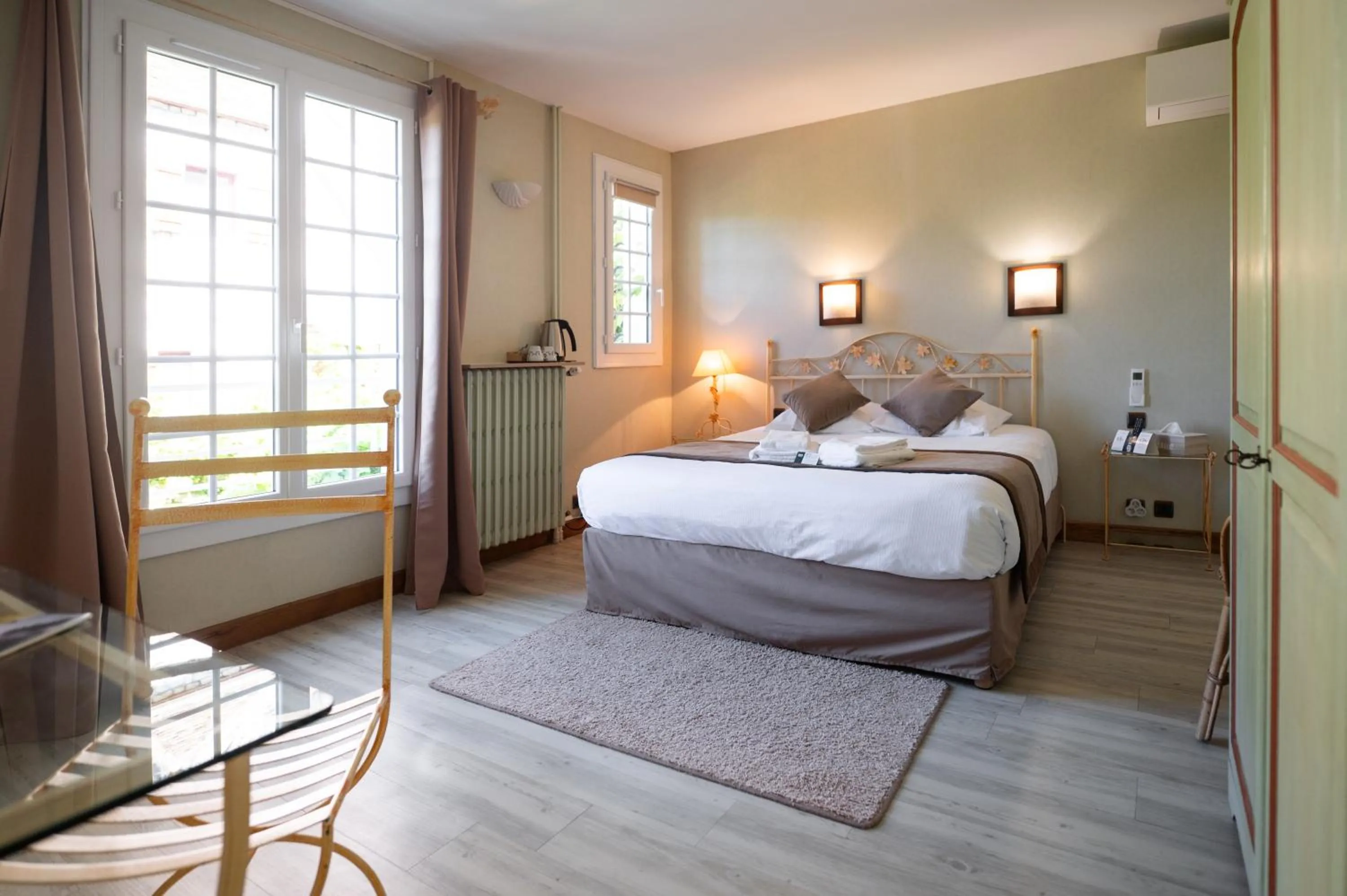 Bedroom, Bed in Logis Hôtels - Hôtel Restaurant Domaine Les Falaises