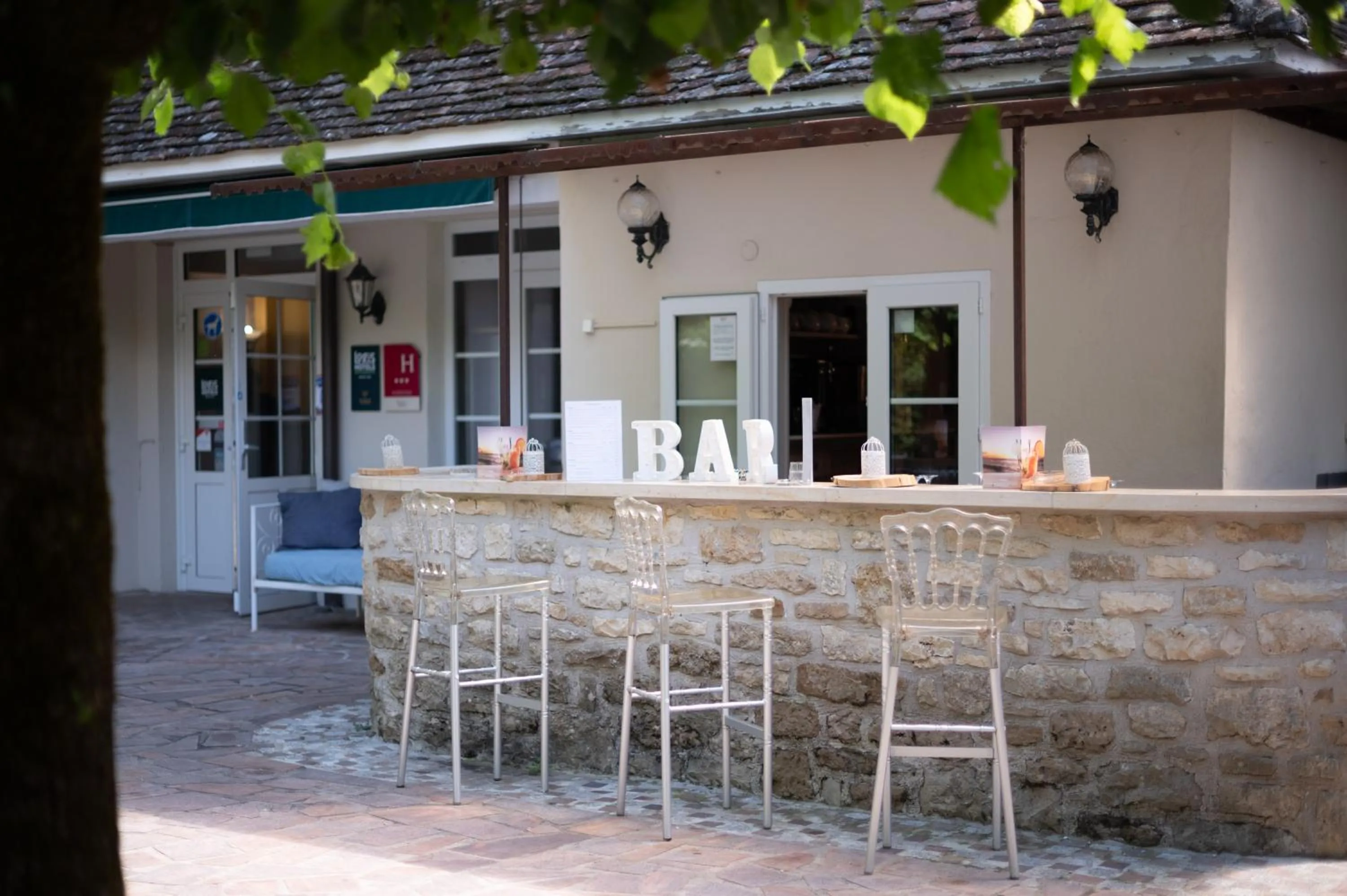 Lounge or bar in Logis Hôtels - Hôtel Restaurant Domaine Les Falaises