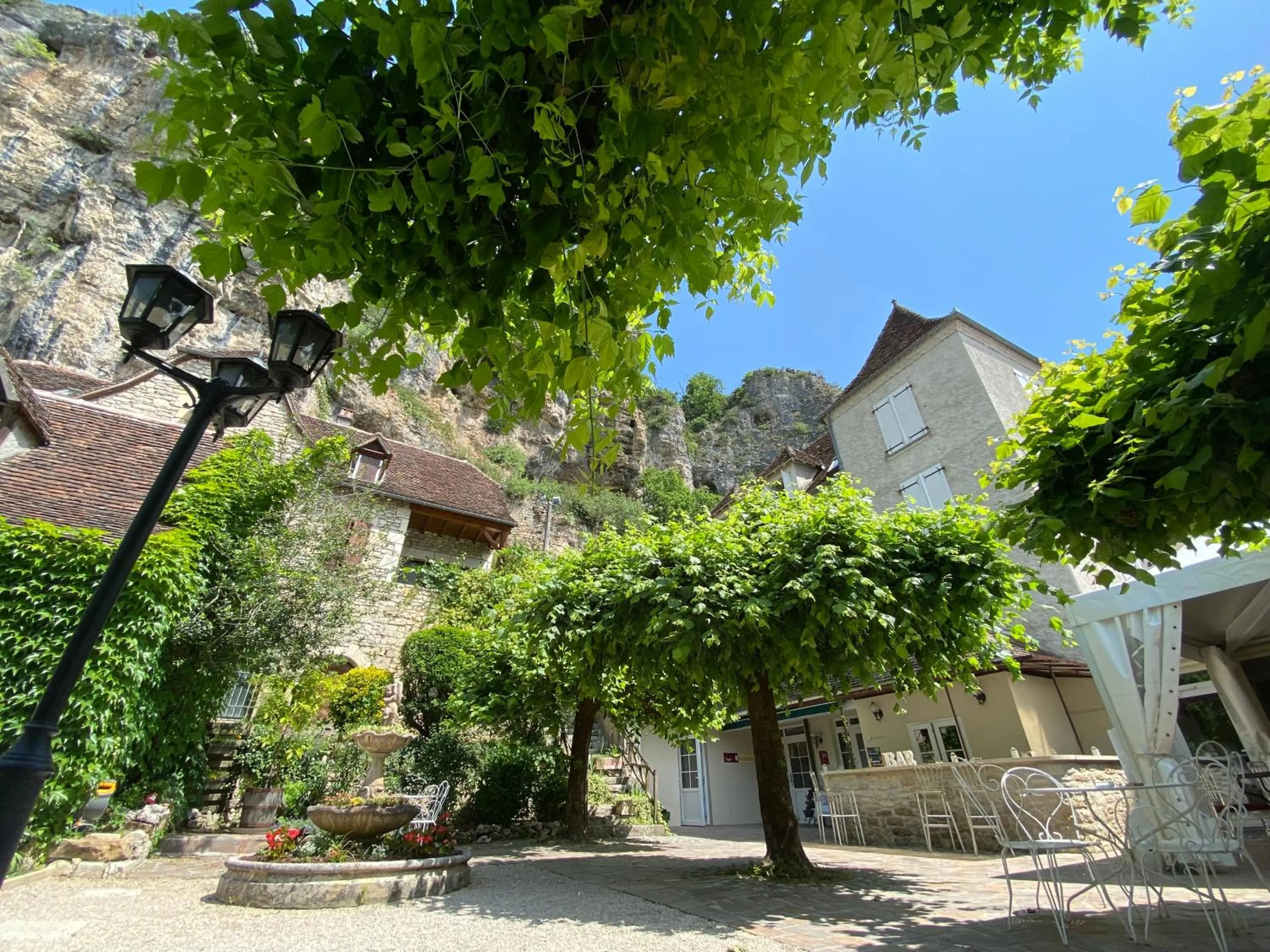 Patio in Logis Hôtels - Hôtel Restaurant Domaine Les Falaises