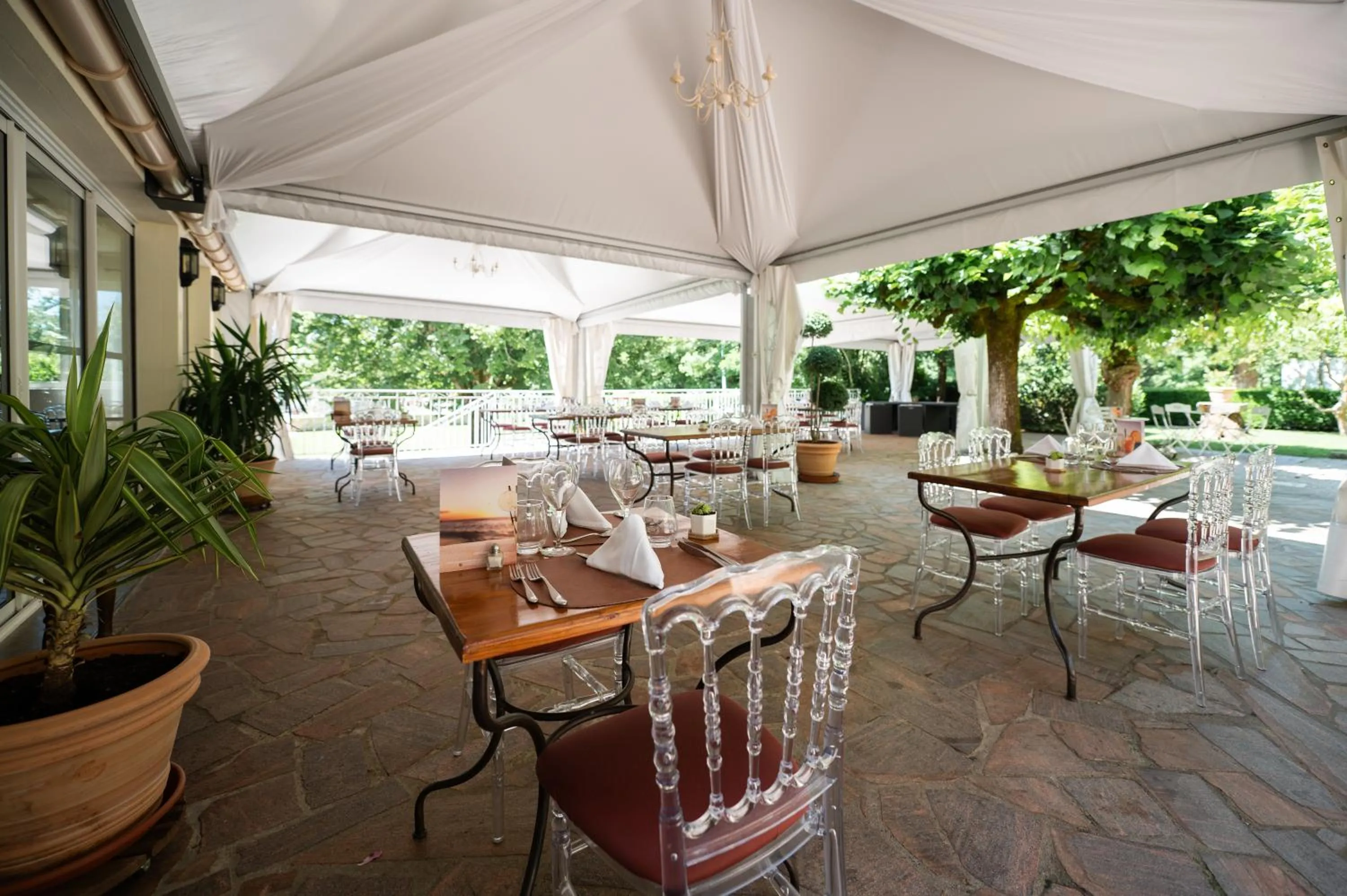 Restaurant/places to eat in Logis Hôtels - Hôtel Restaurant Domaine Les Falaises