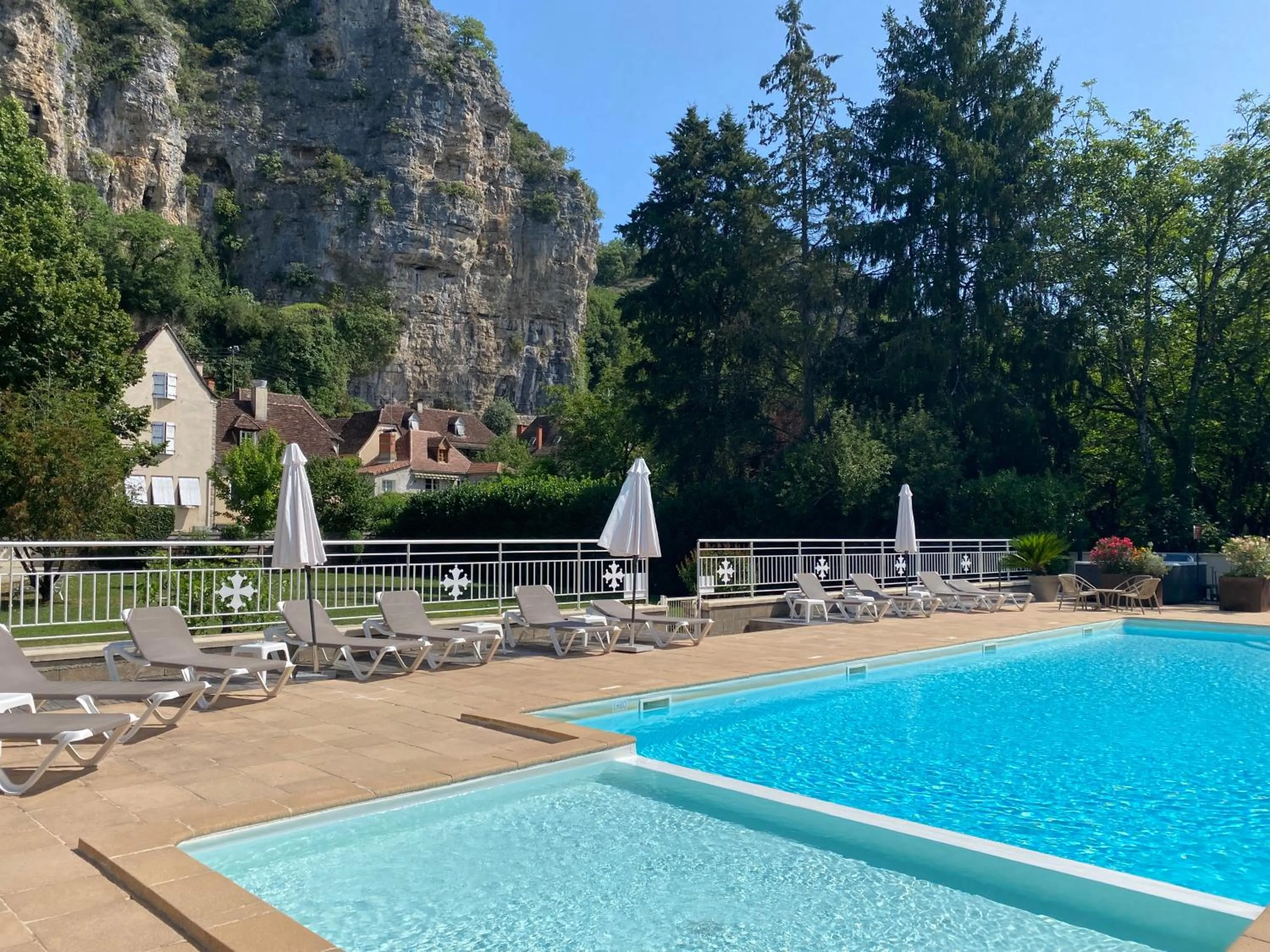 Swimming pool in Logis Hôtels - Hôtel Restaurant Domaine Les Falaises