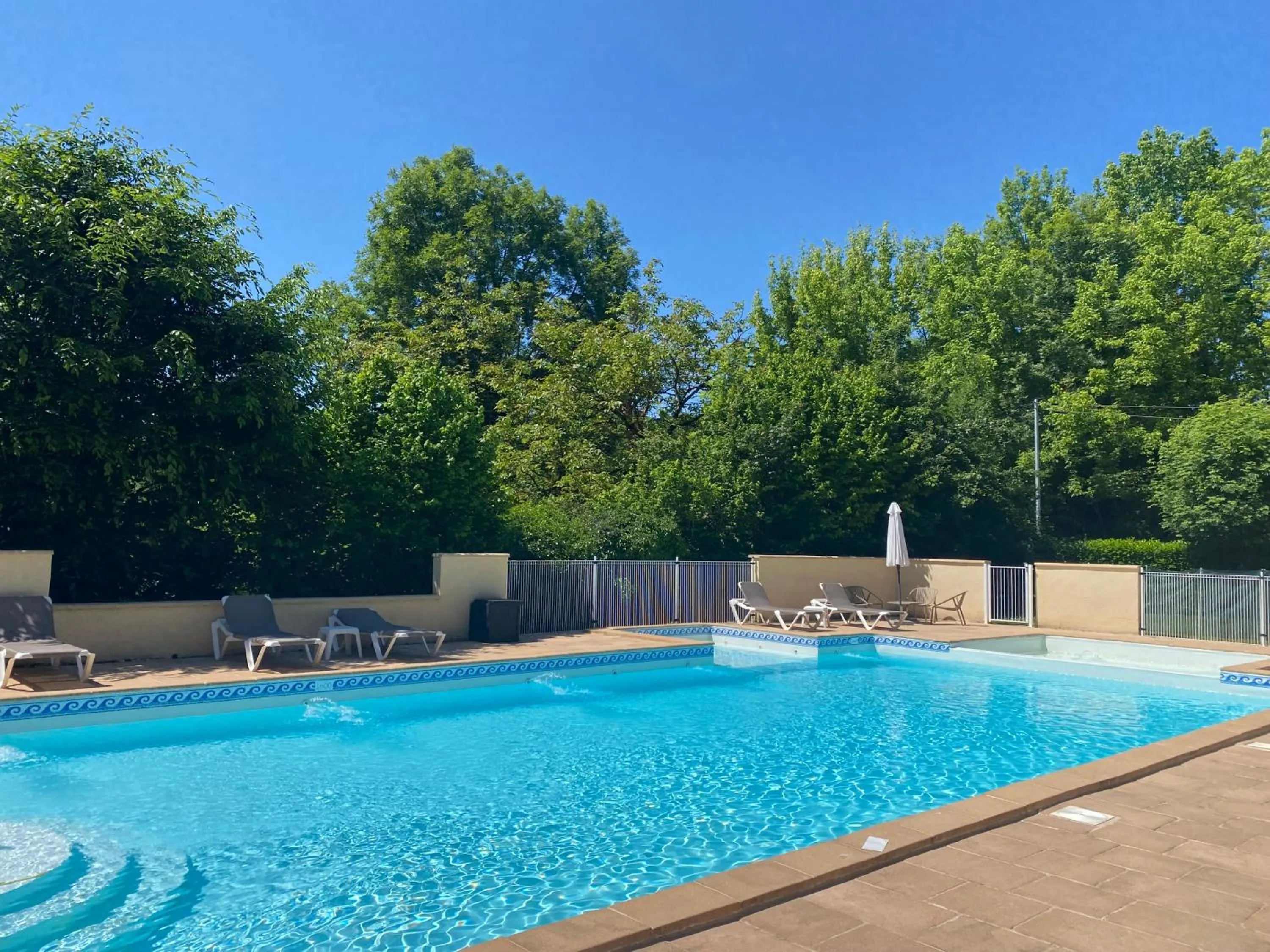Swimming pool in Logis Hôtels - Hôtel Restaurant Domaine Les Falaises