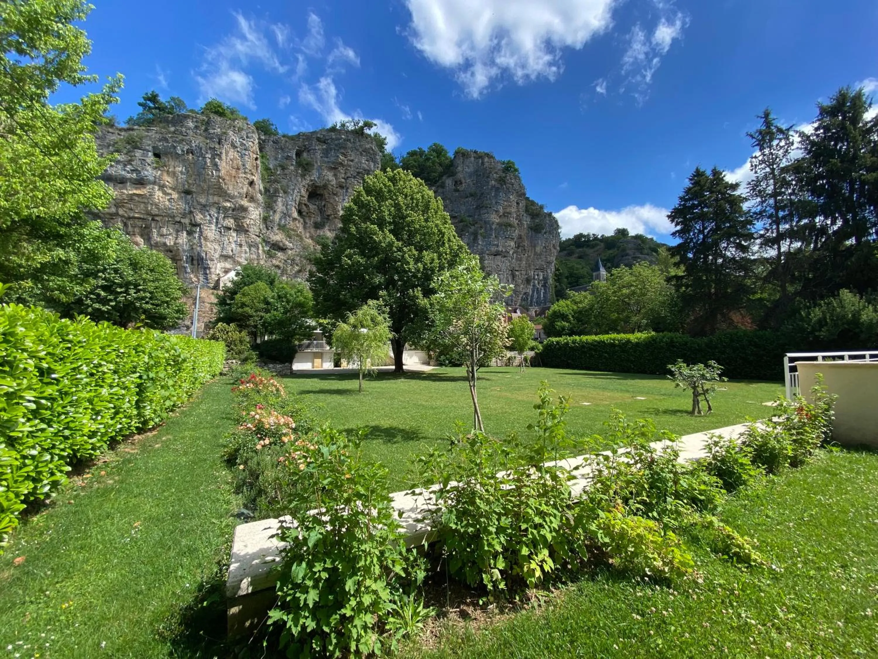 Garden in Logis Hôtels - Hôtel Restaurant Domaine Les Falaises