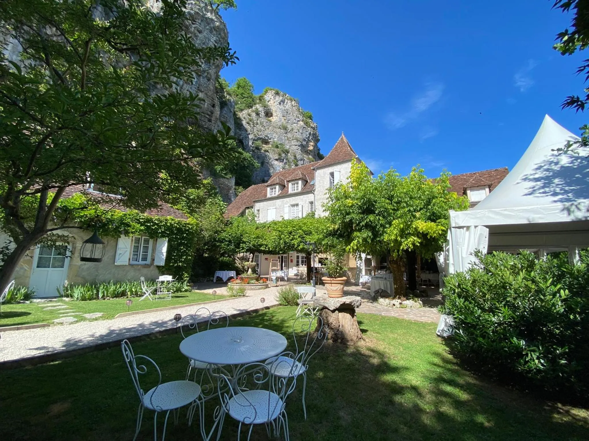 Balcony/Terrace in Logis Hôtels - Hôtel Restaurant Domaine Les Falaises