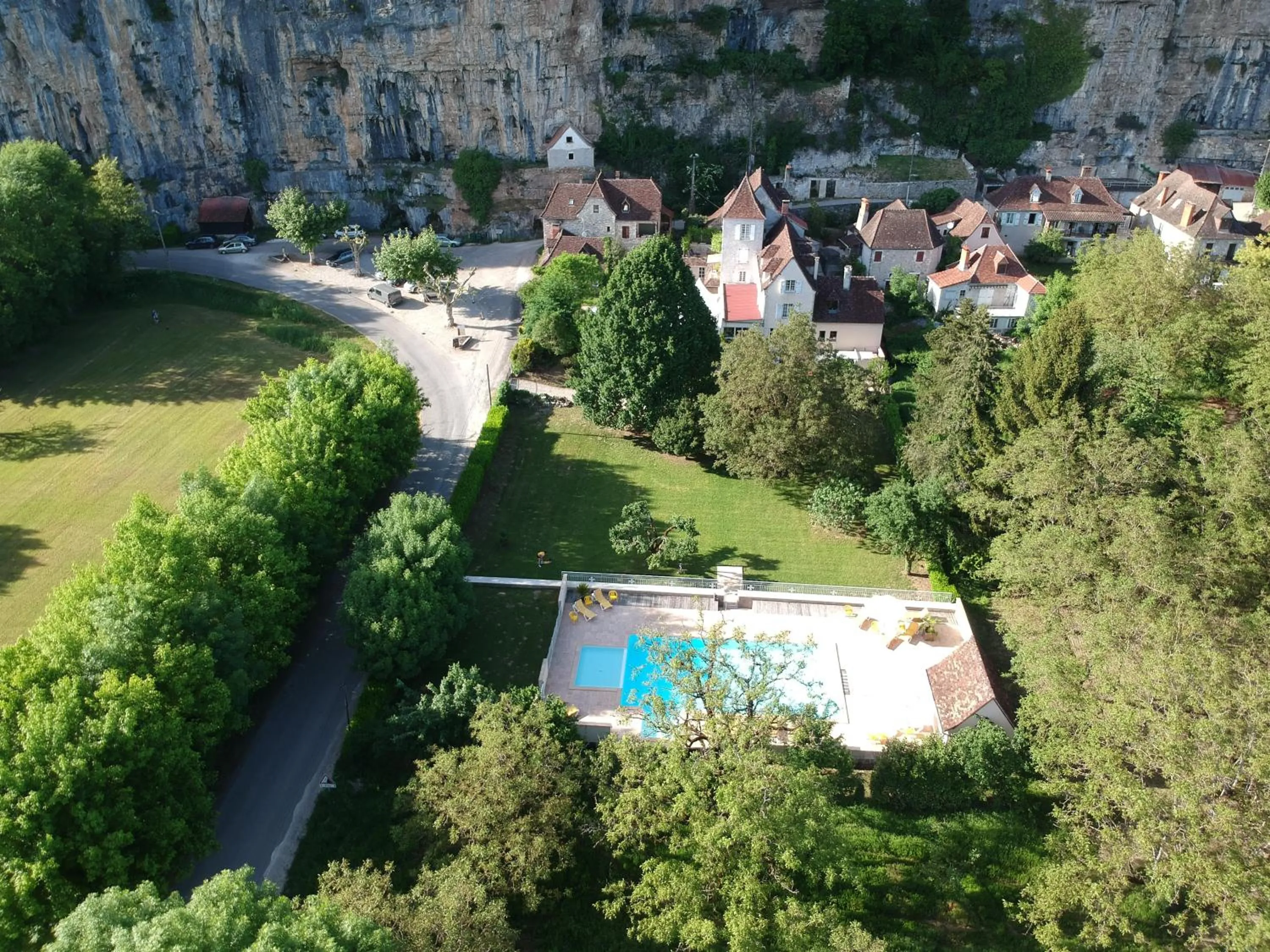 Swimming pool in Logis Hôtels - Hôtel Restaurant Domaine Les Falaises