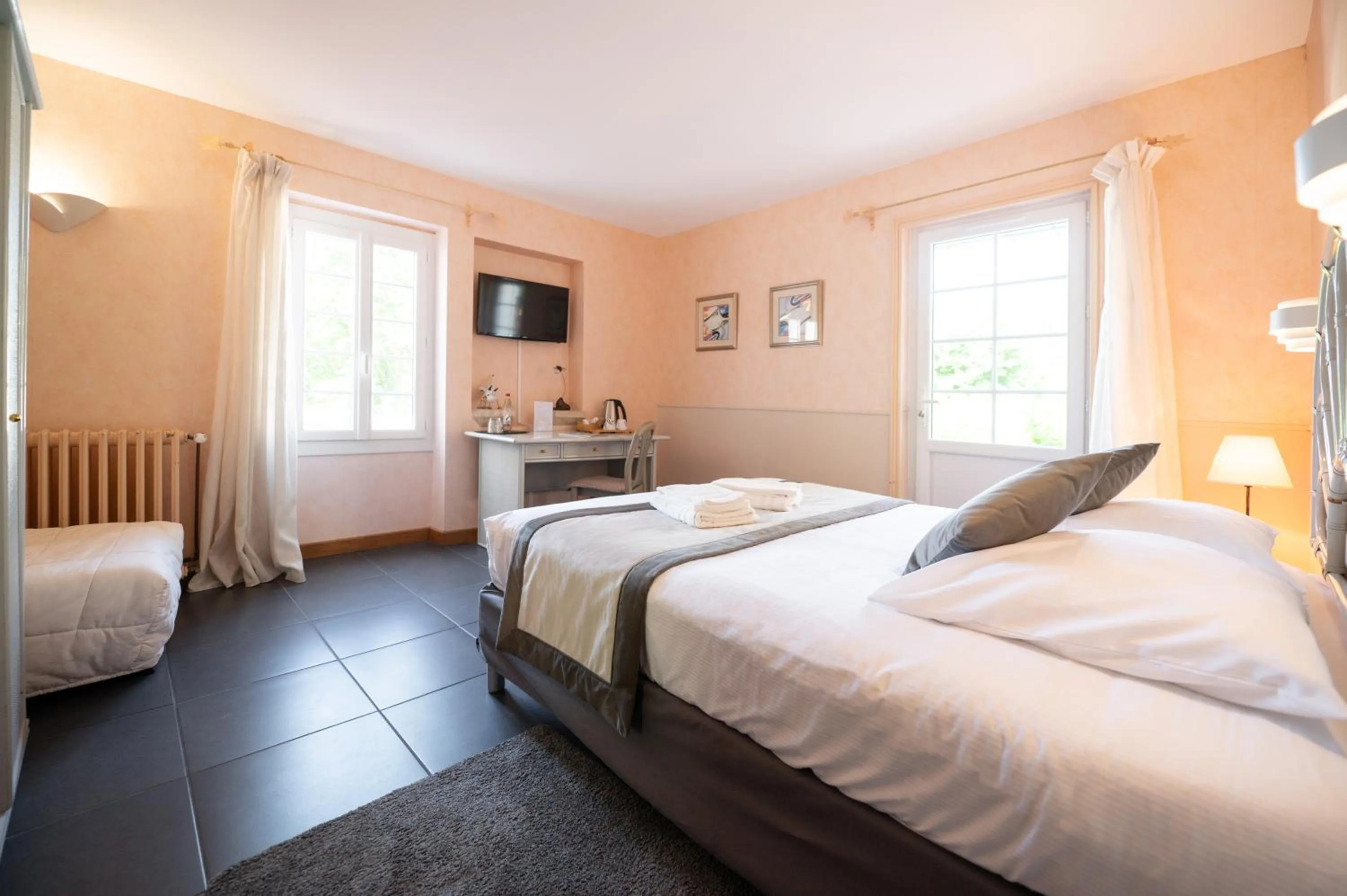 Bedroom, Bed in Logis Hôtels - Hôtel Restaurant Domaine Les Falaises