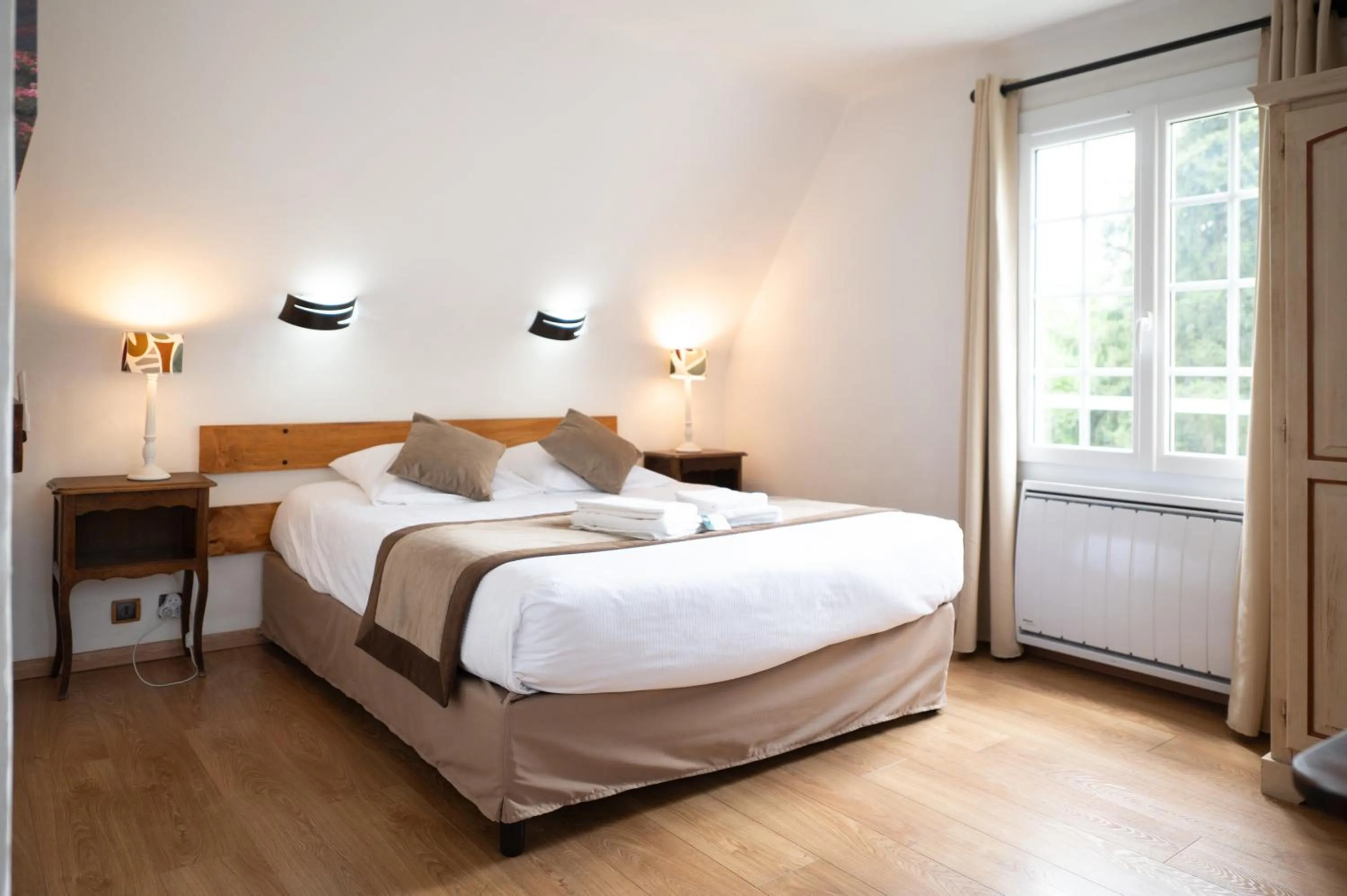 Bedroom, Bed in Logis Hôtels - Hôtel Restaurant Domaine Les Falaises