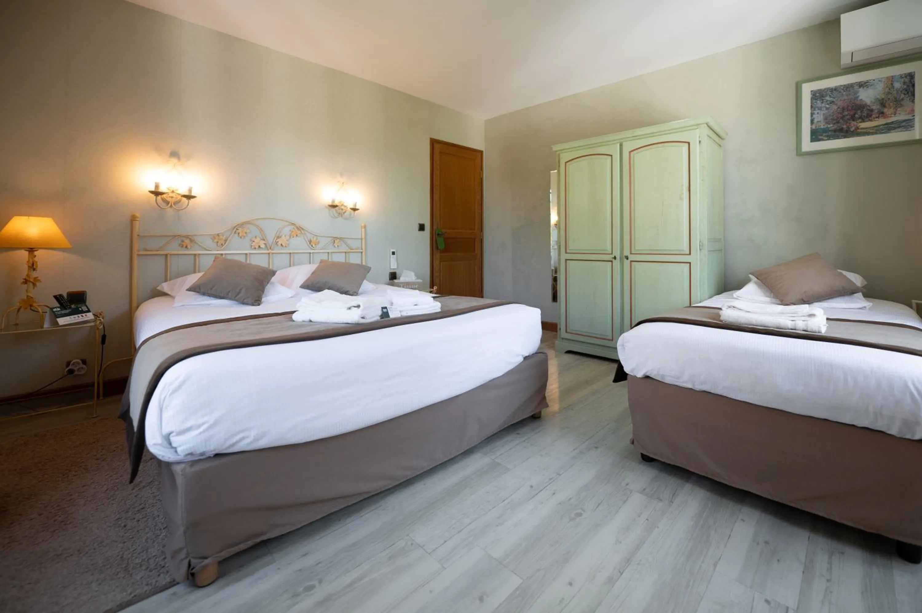 Photo of the whole room, Bed in Logis Hôtels - Hôtel Restaurant Domaine Les Falaises