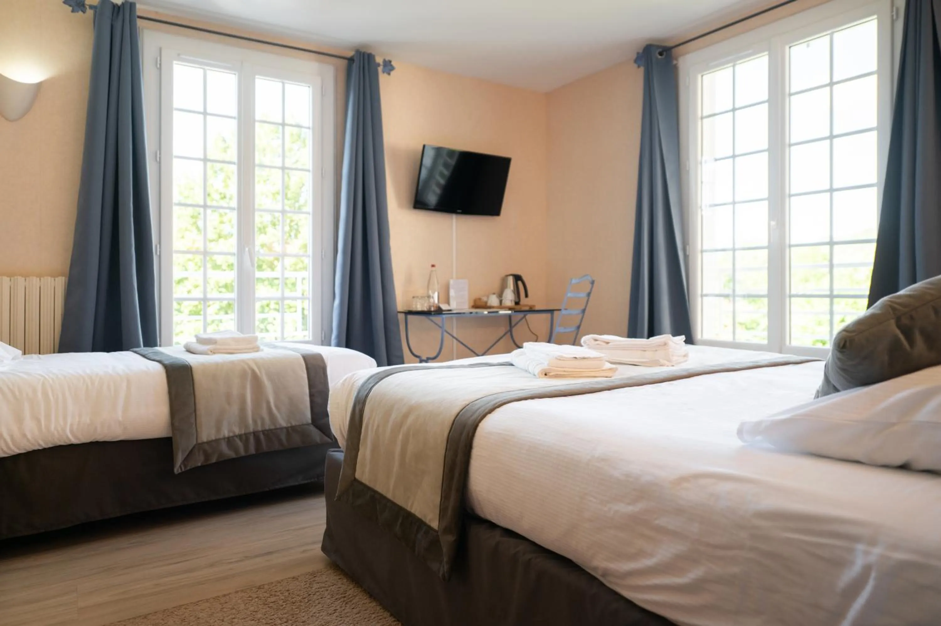 Photo of the whole room, Bed in Logis Hôtels - Hôtel Restaurant Domaine Les Falaises