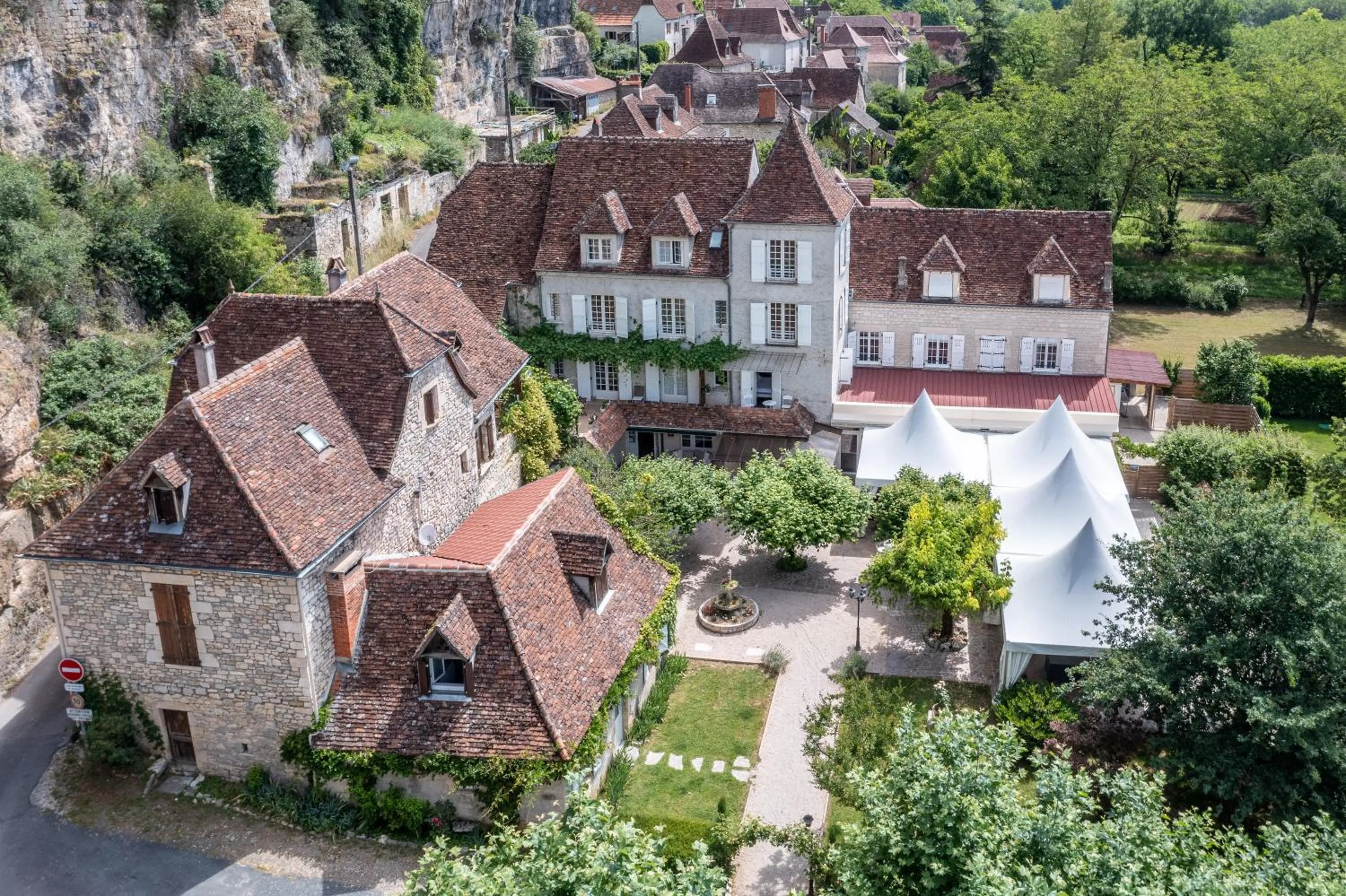 Property building in Logis Hôtels - Hôtel Restaurant Domaine Les Falaises