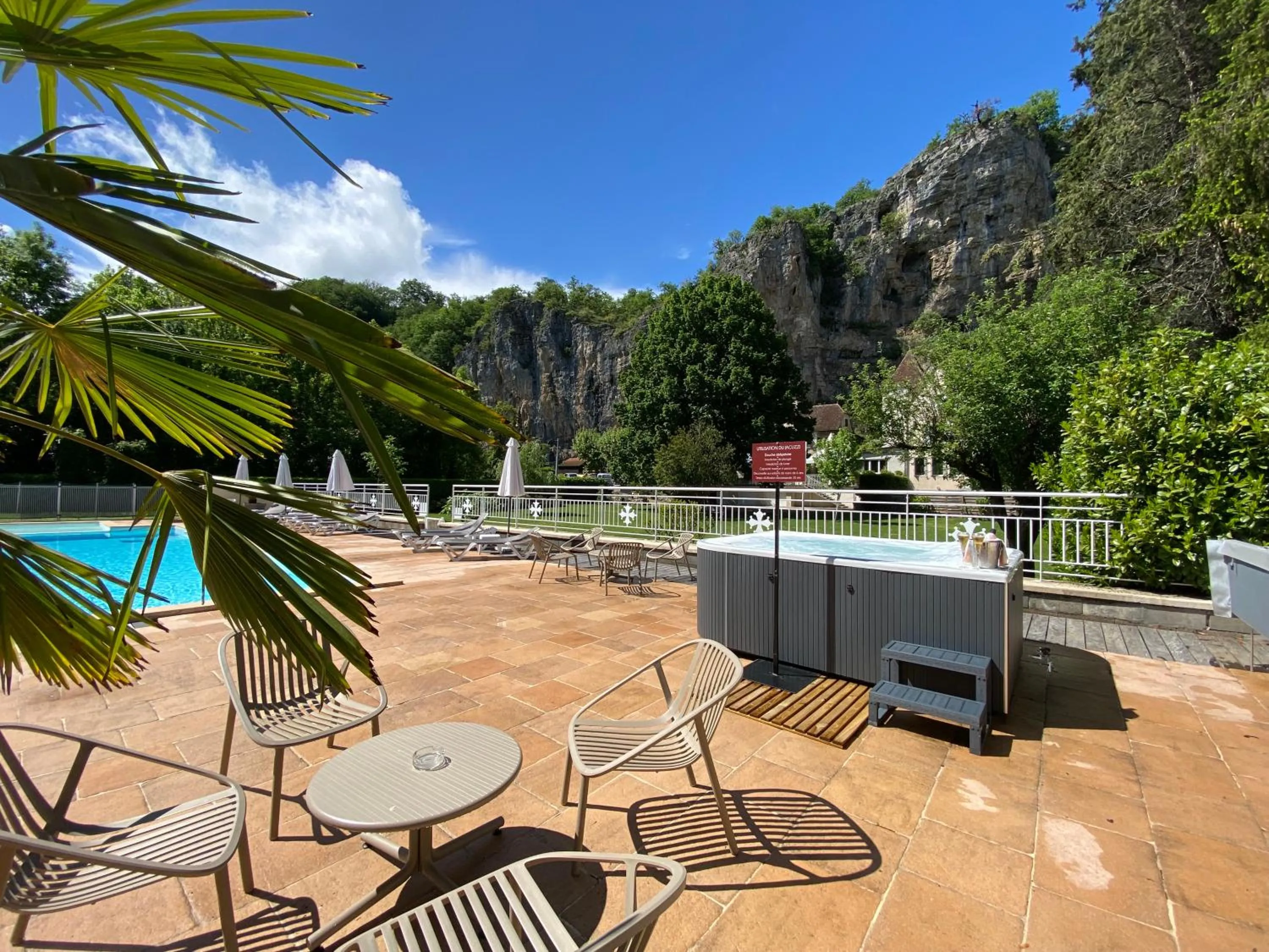 Hot Tub in Logis Hôtels - Hôtel Restaurant Domaine Les Falaises