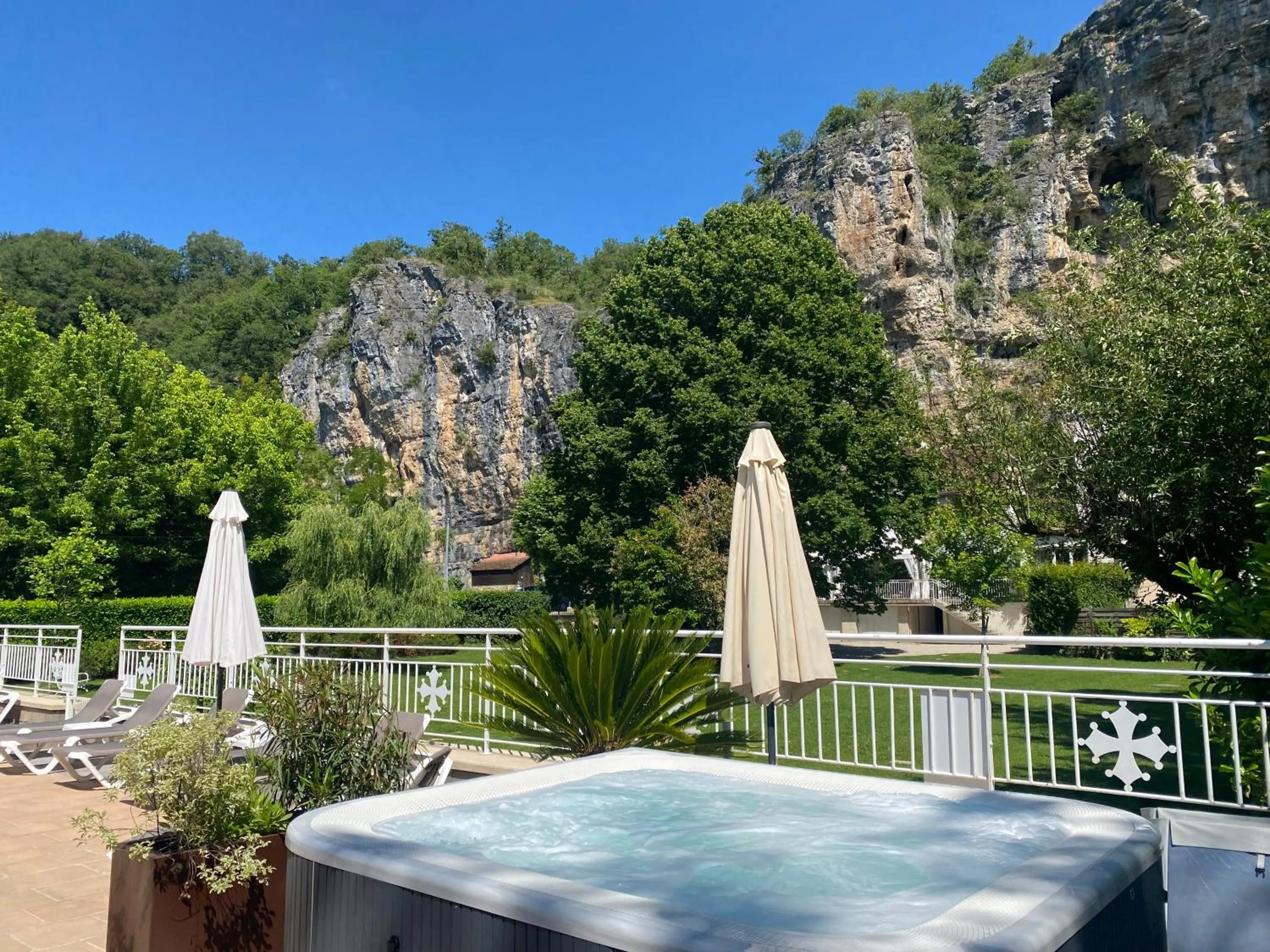 Hot Tub in Logis Hôtels - Hôtel Restaurant Domaine Les Falaises