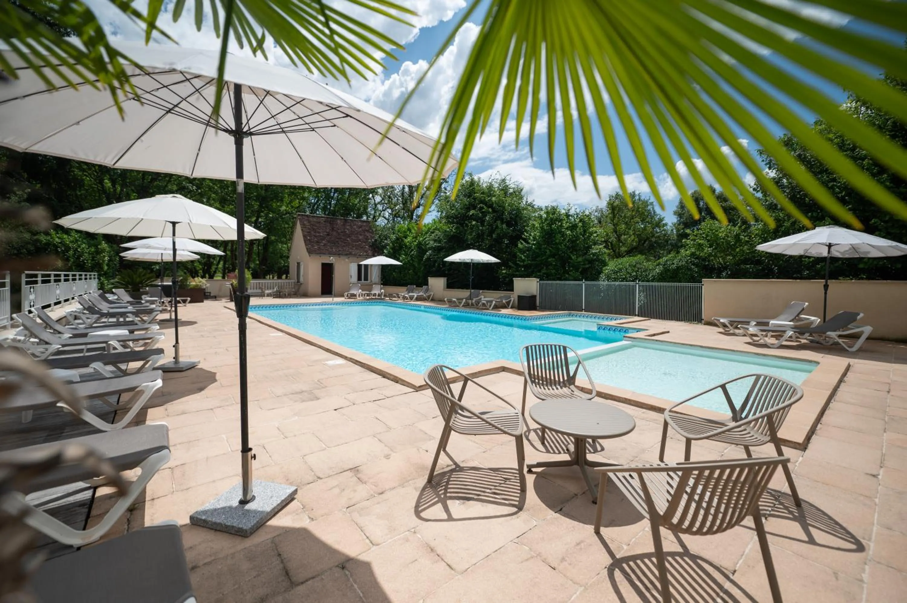 Swimming pool in Logis Hôtels - Hôtel Restaurant Domaine Les Falaises