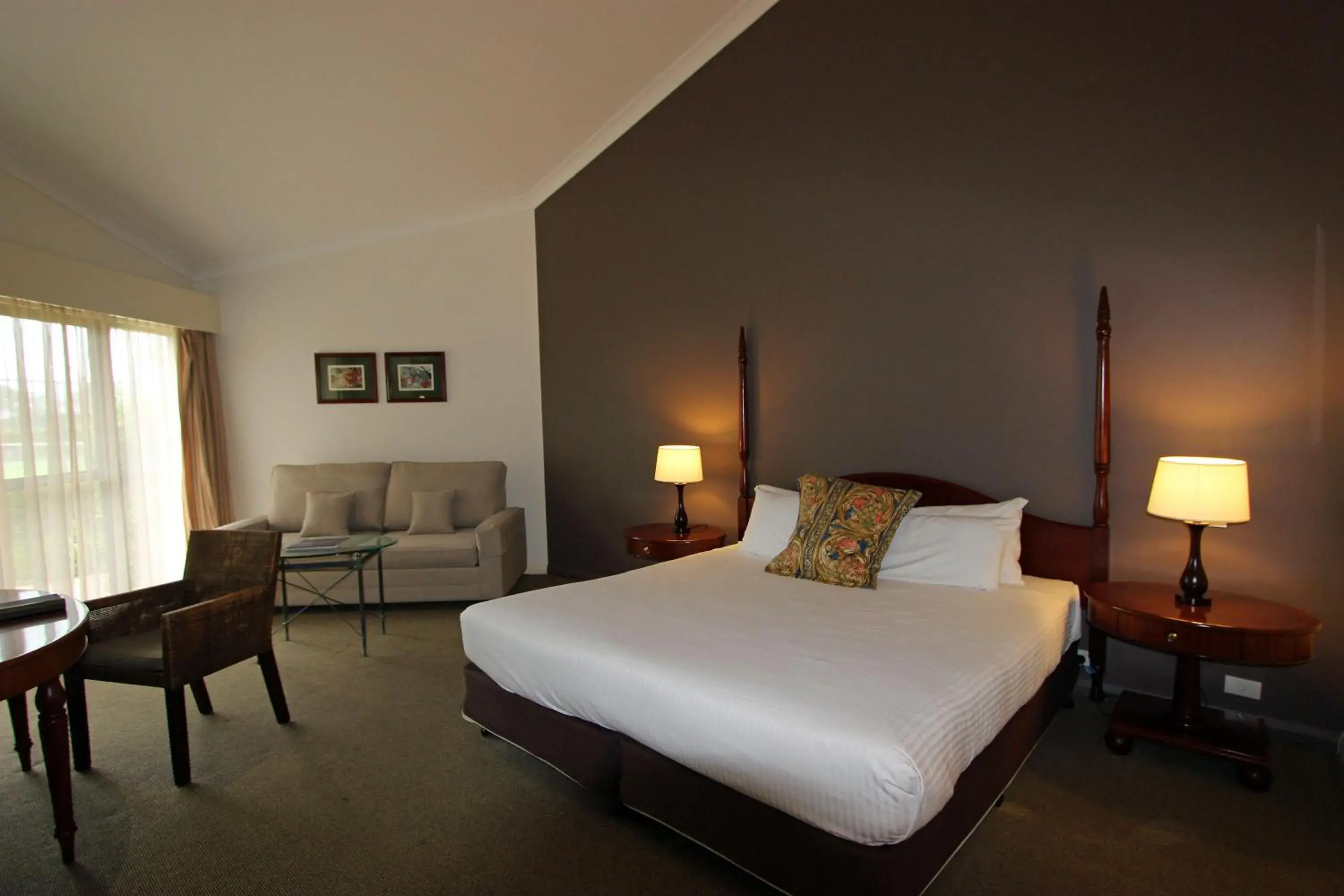 Bathroom, Bed in Mercure Hunter Valley Gardens Bathroom, Bed in Mercure Hunter Valley Gardens