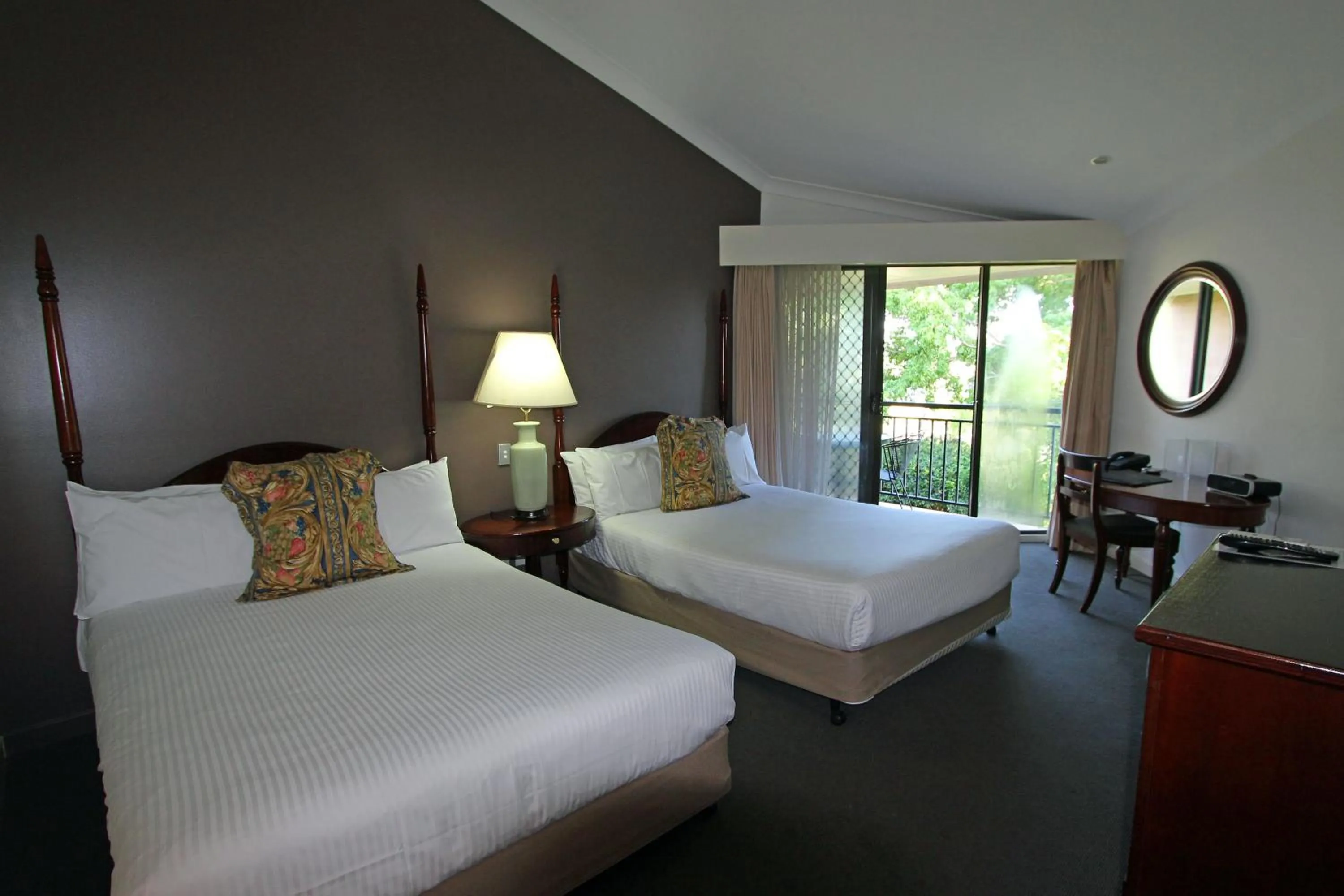 Bedroom, Bed in Mercure Hunter Valley Gardens